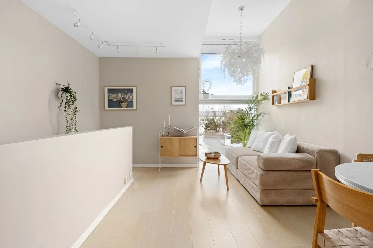 Pen stue med åpen kjøkkenløsning Galleribilde