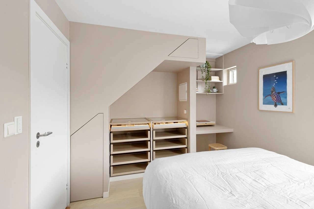 Stort og romslig soverom med innebygde nisjer Galleribilde