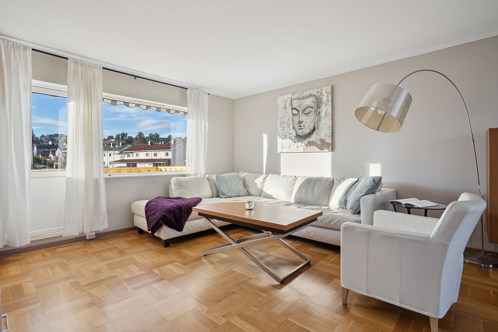 Stuen har god plass til en større sofagruppe. Galleribilde