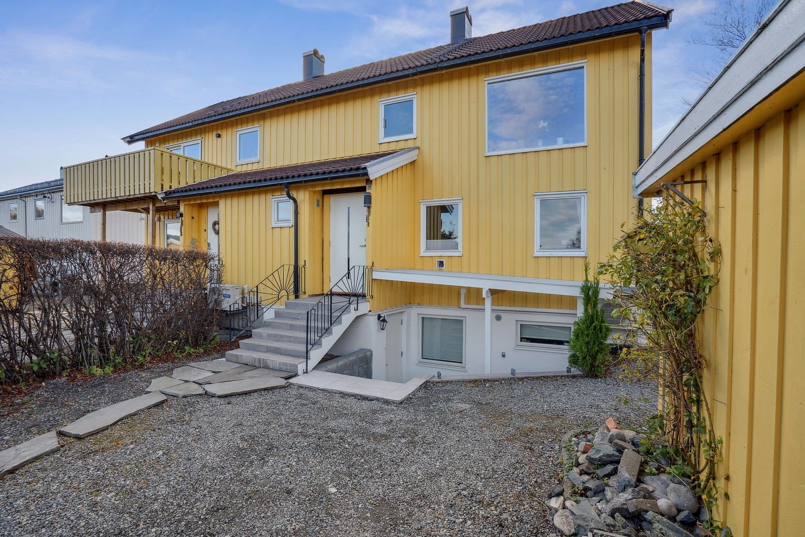 Velkommen inn! Boligen har en egen utleiedel som er utleid p.t. Galleribilde