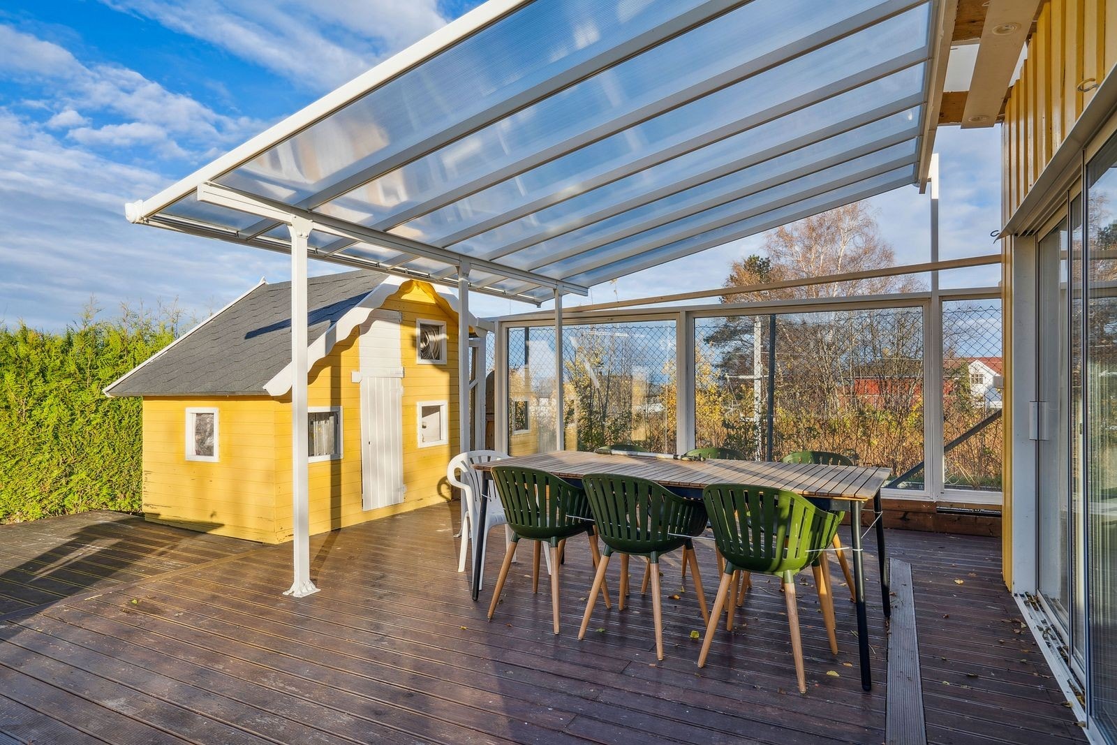 Deler av terrassen ligger under tak, som forlenger utesesongen og bruken av den. Galleribilde