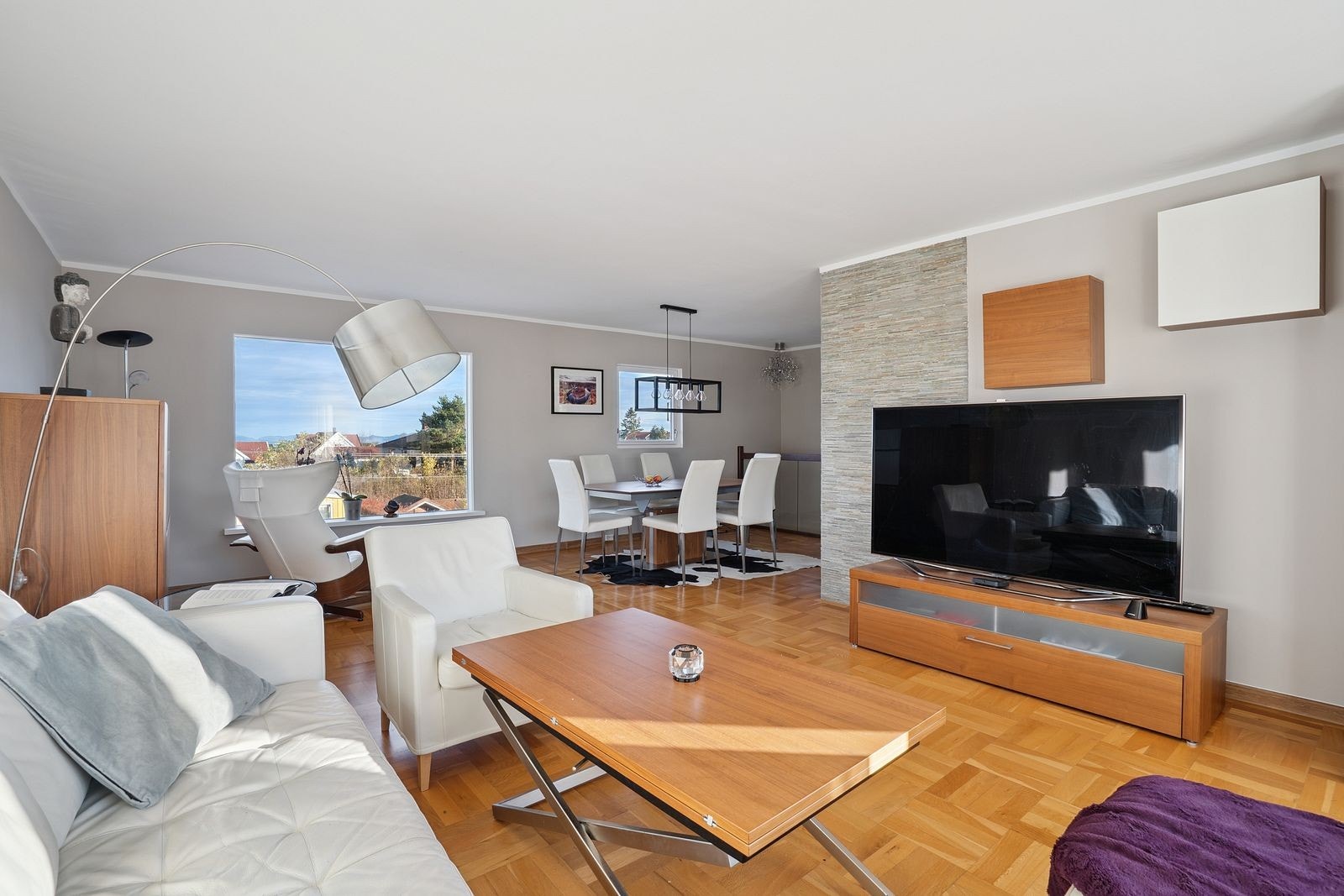 Videre opp i 2. etasje finner du en romslig stue og et pent kjøkken. Galleribilde