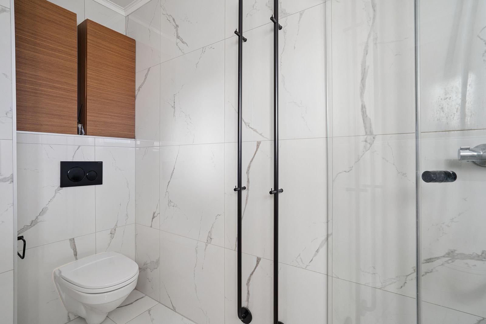 Badet oppleves som tidløst og har mye oppbevaringsplass. Galleribilde