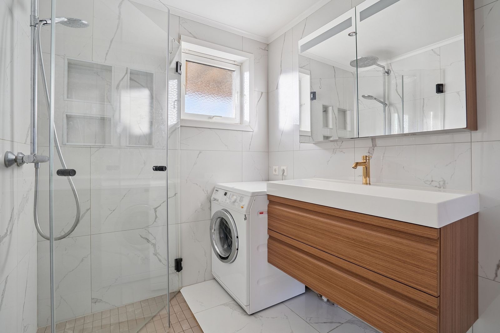 Nylig pusset opp og delikat bad med innfellbare dusjdører og installert vaskemaskin. Galleribilde