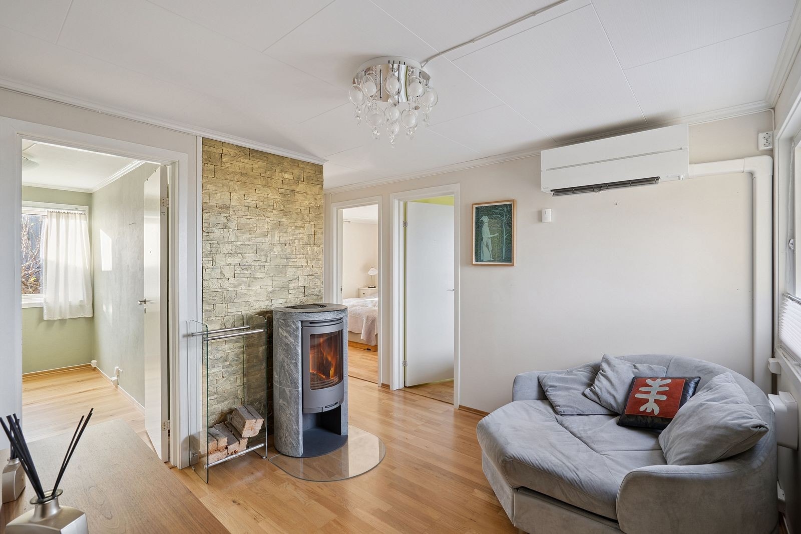 Videre inn i boligen finner du en romslig hall. Vedovnen sørger for behagelig varme. Galleribilde