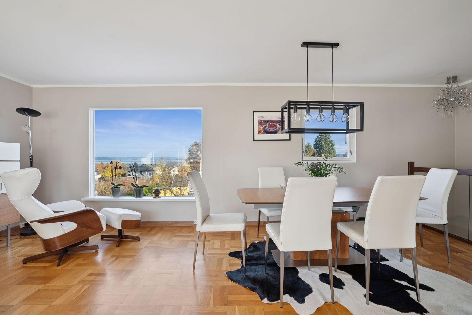 Stuen oppleves som romslig og har et nydelig gjennomlys. Galleribilde