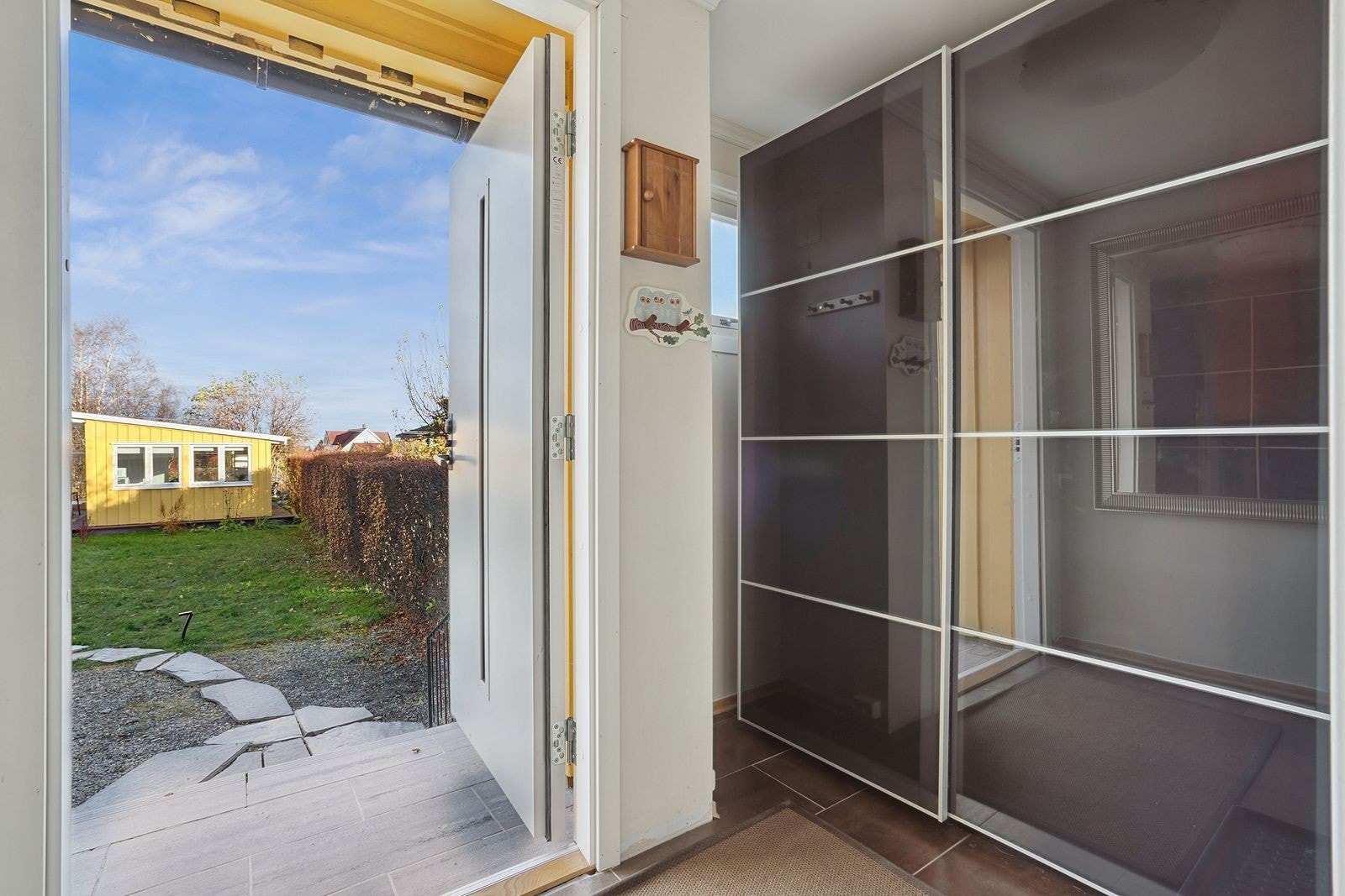 Det første du møter er en romslig entré med praktisk skyvedørsgarderobe. Galleribilde