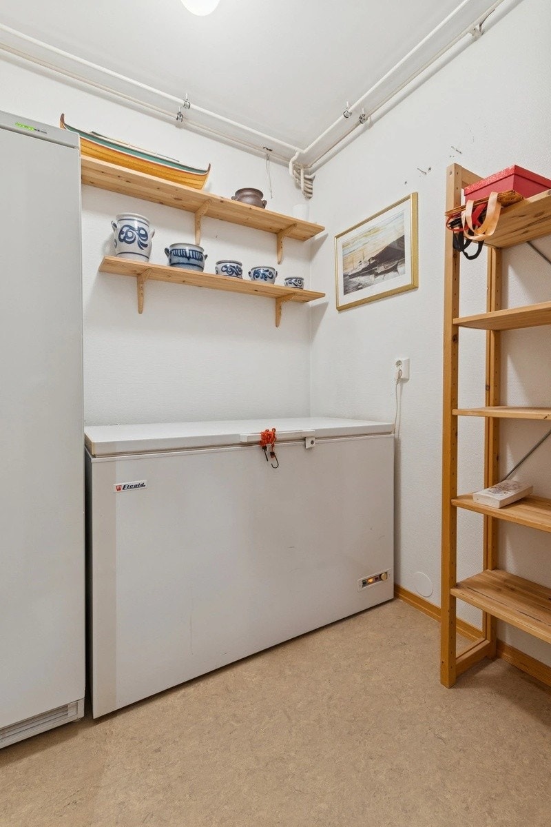 Bod med kjøleskap og fryser Galleribilde