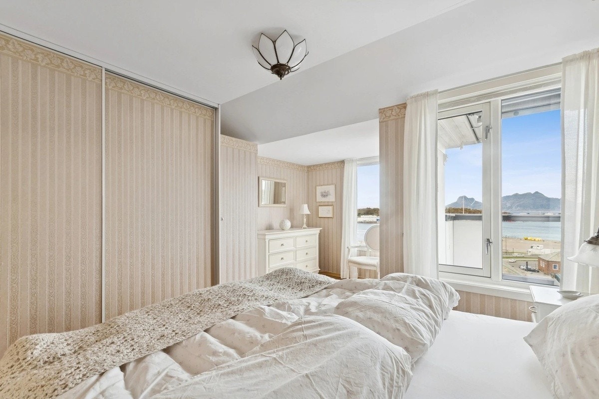 Stort soverom m utsikt og utgang til terassen Galleribilde