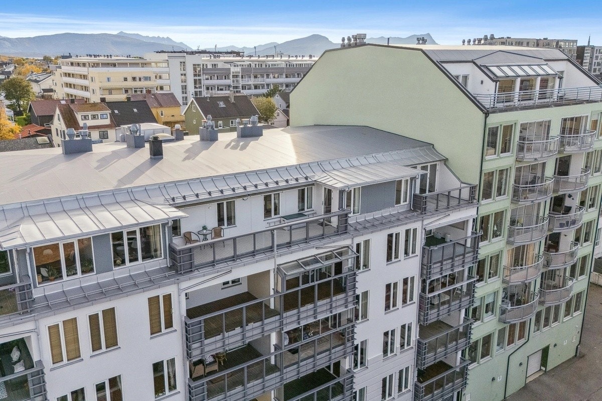 Toppleilighet med terasse på 21 m2. Utgang fra stue og fra soverom Galleribilde