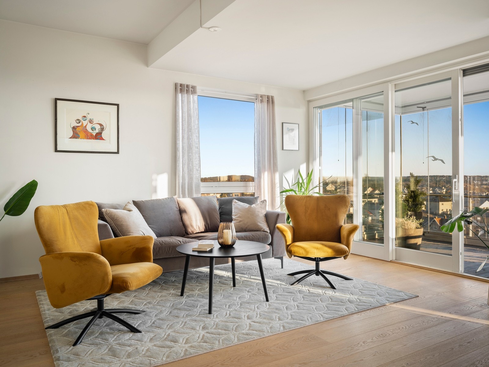 Den gode takhøyden og de store vindusflatene på flere sider sørger for en luftig romfølelse. Galleribilde