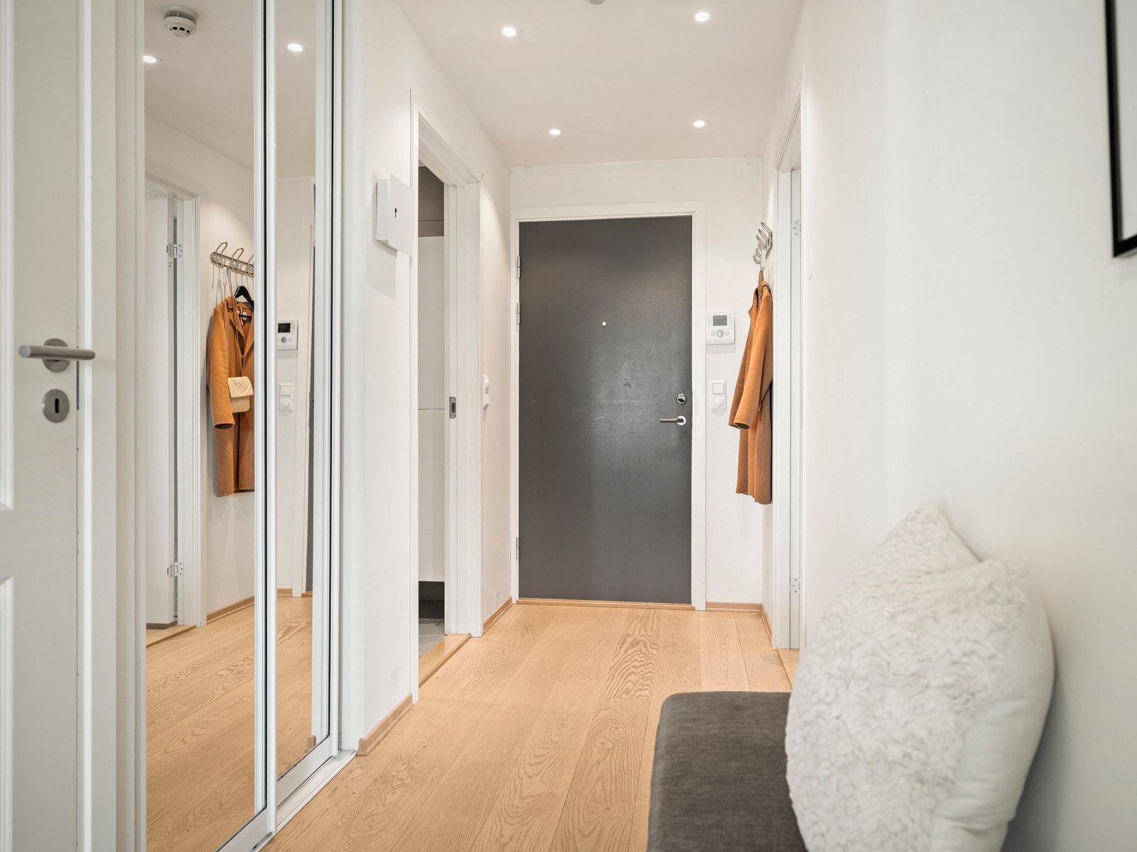 Entréen er lys og innbydende med parkett på gulvet og downlights i himlingen. God plass til oppbevaring i skyvedørsgarderobe. Galleribilde