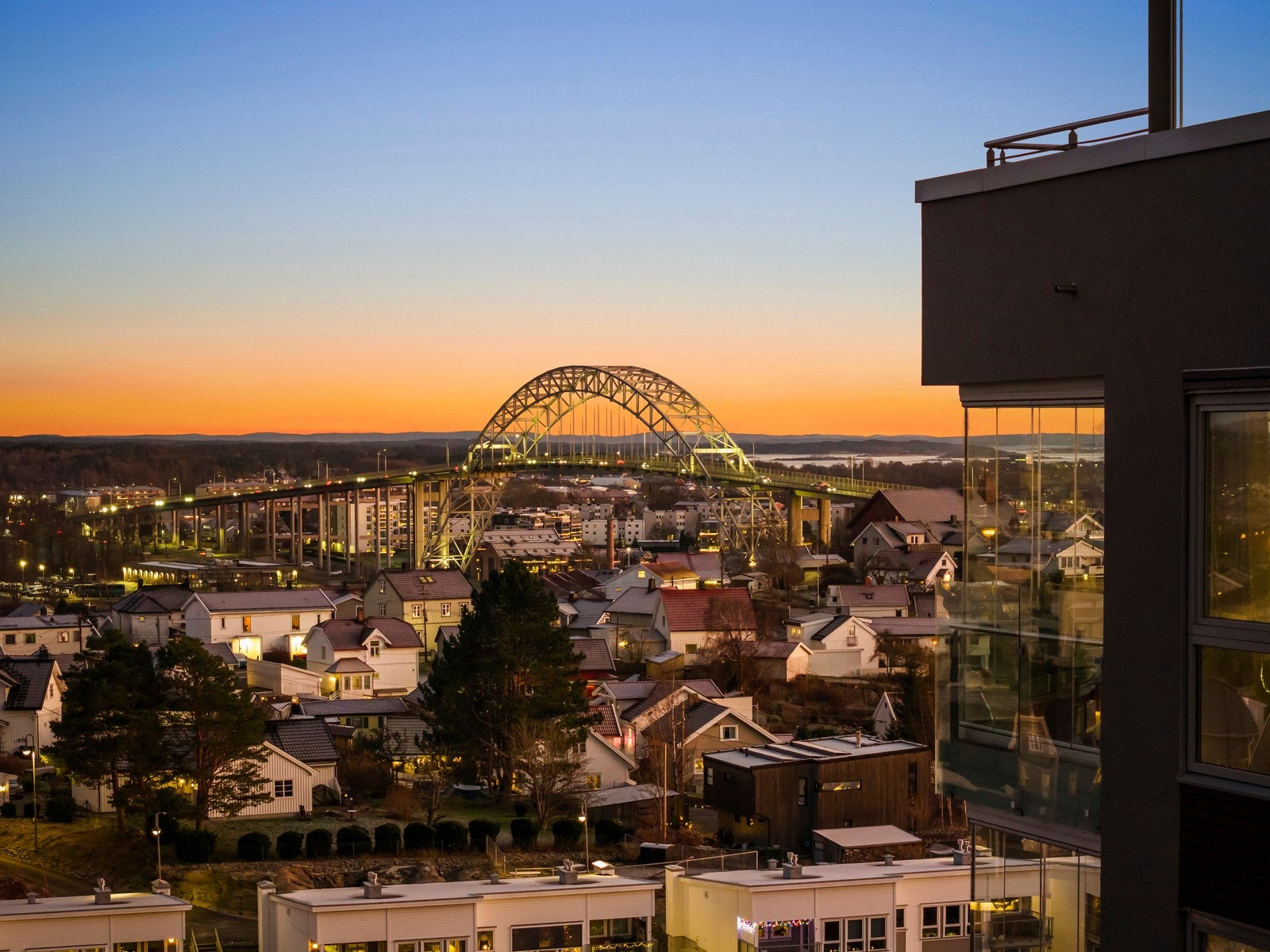 Fra Bryggerifjellet kan du nyte storslagen utsikt over store deler av byen og de omkringliggende landområdene. Galleribilde