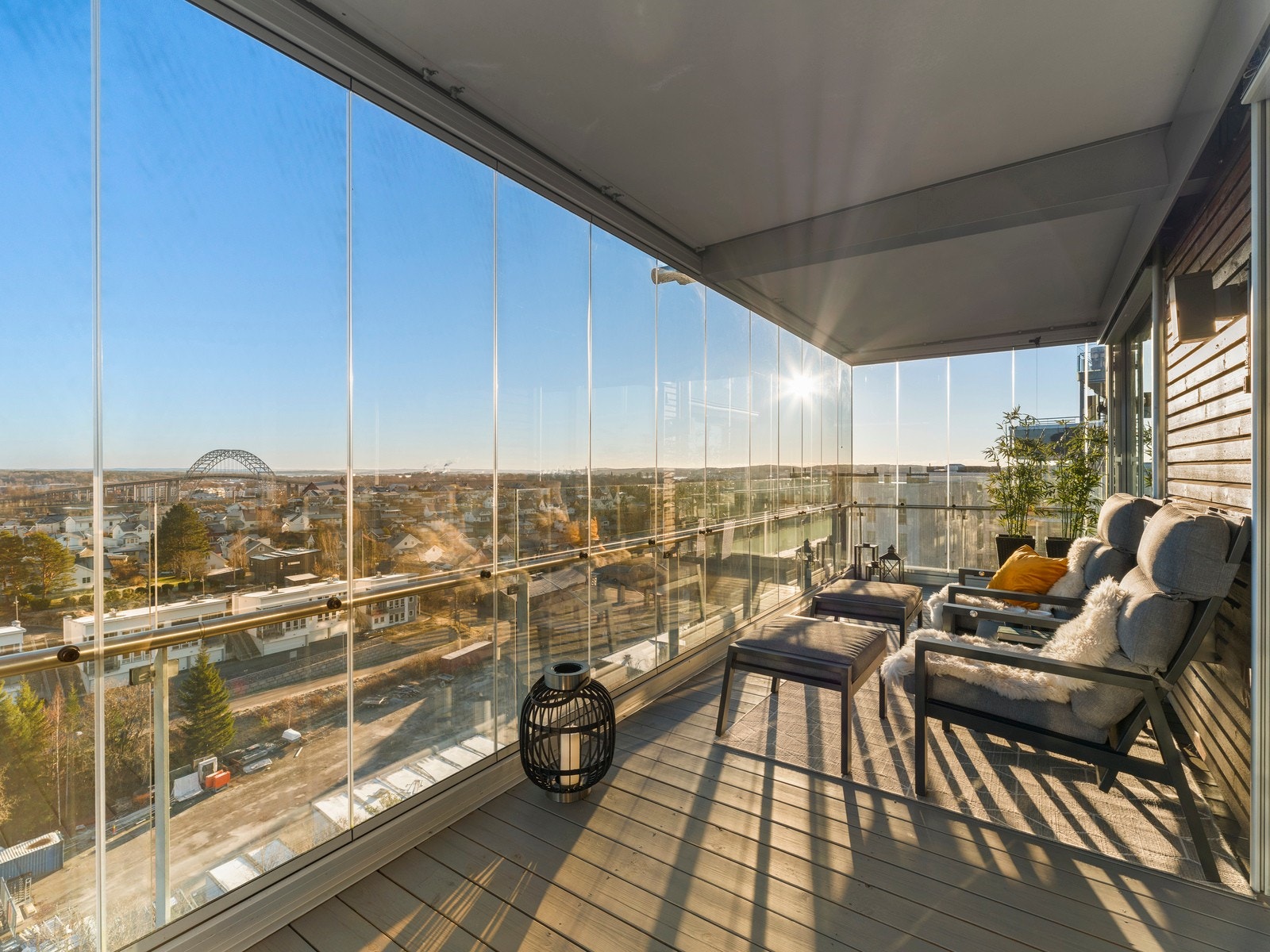 Den innglassede balkongen er romslig, med god plass til utemøblement, grill og beplantning. Galleribilde