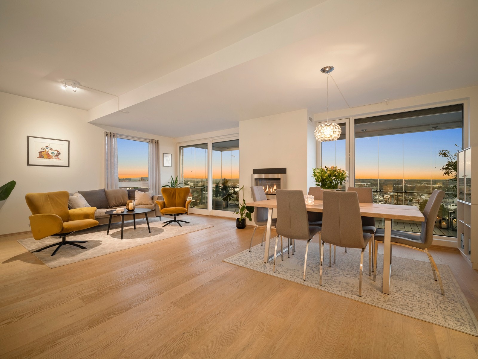 Dette er en tiltalende og moderne 3-roms eierleilighet fra 2012 med en gjennomtenkt planløsning og en beliggenhet som kombinerer ro, utsikt og nærhet til sentrum. Galleribilde