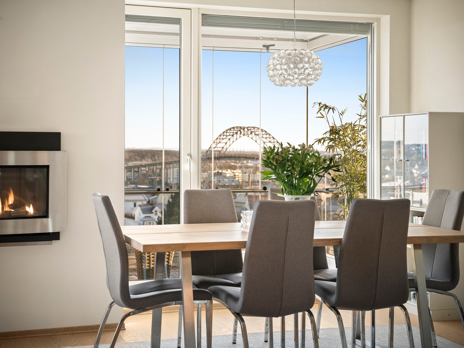 Fra stuen kan du nyte den fantastiske utsikten. Galleribilde