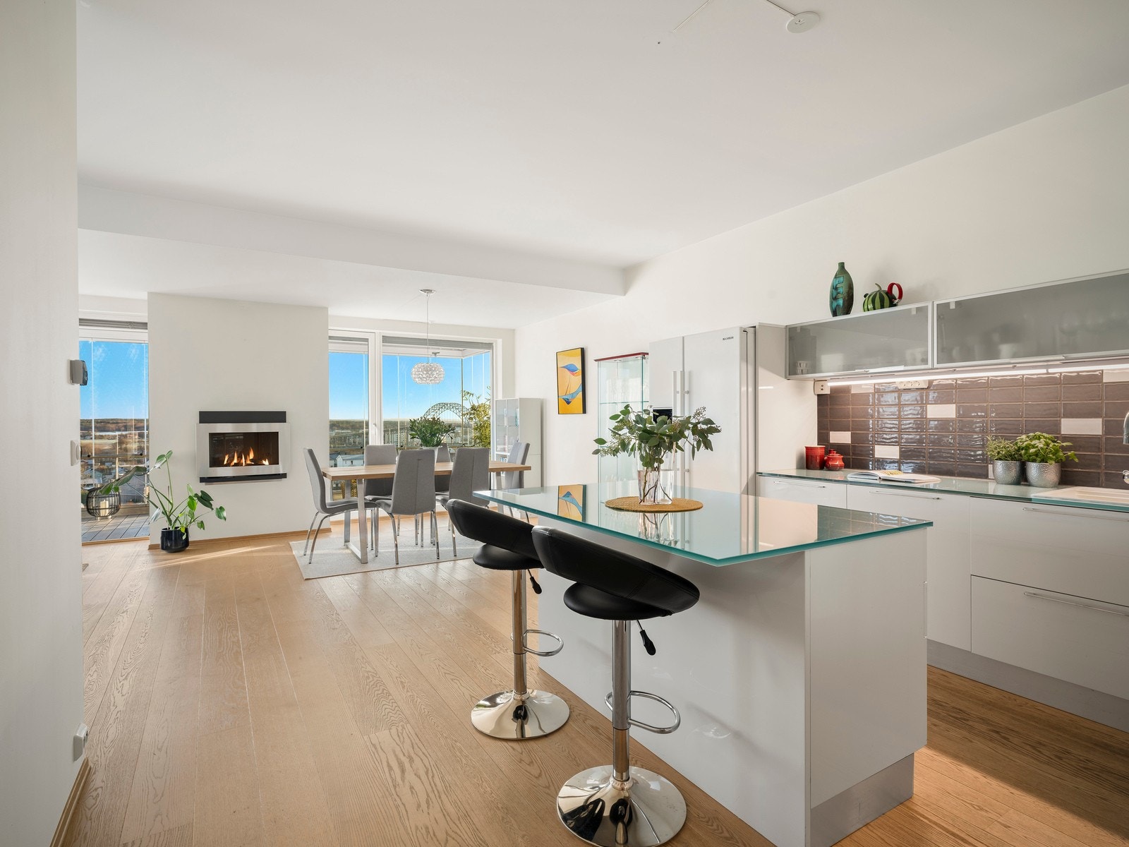 Den åpne løsningen mot stuen skaper en luftig og sosial atmosfære, perfekt for både hverdagsliv og gjester. Galleribilde