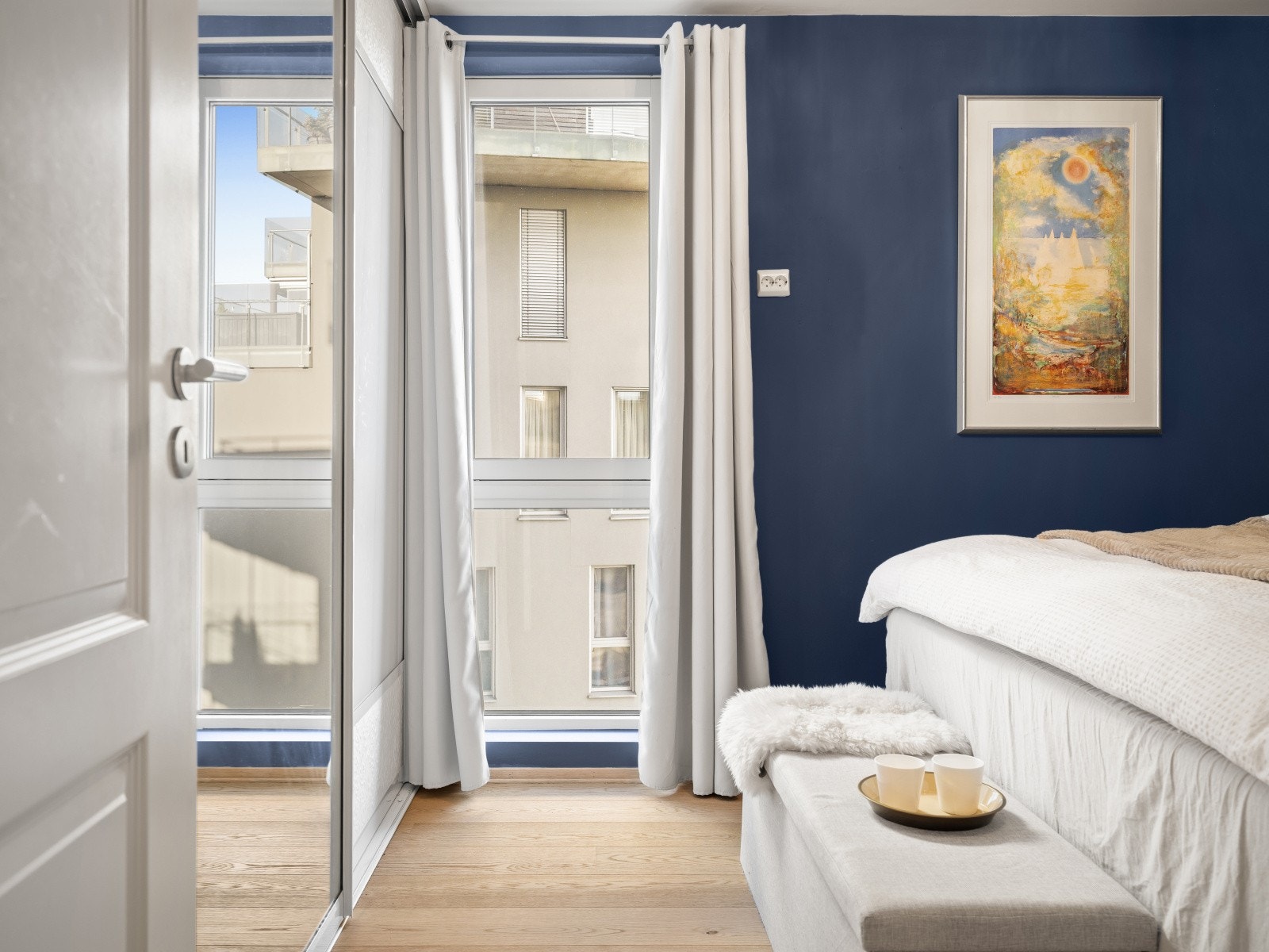 Rommet er også innredet med en stor skyvedørsgarderobe som medfølger. Galleribilde