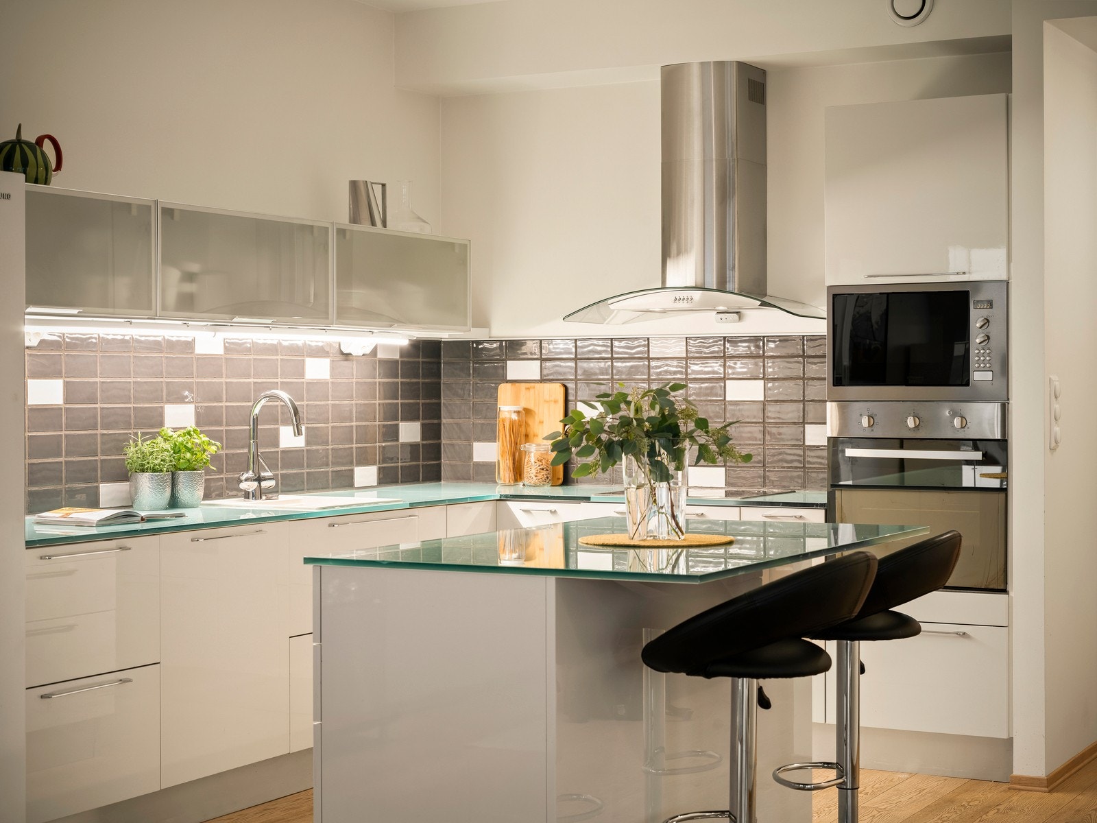 Kveldsstemning på kjøkkenet. Galleribilde