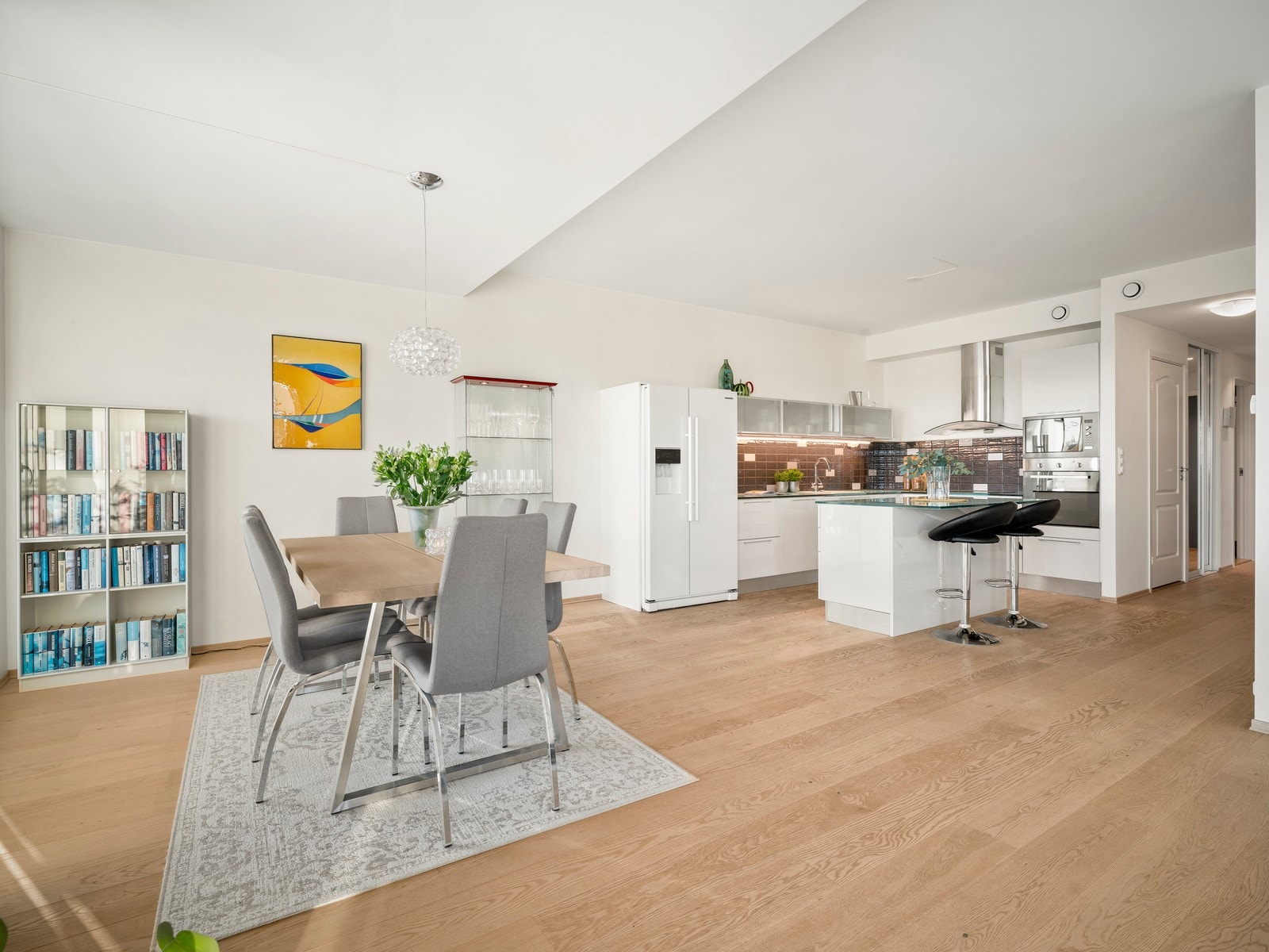 Den åpne løsningen mellom stue, spisestue og kjøkken skaper en luftig romfølelse. Galleribilde