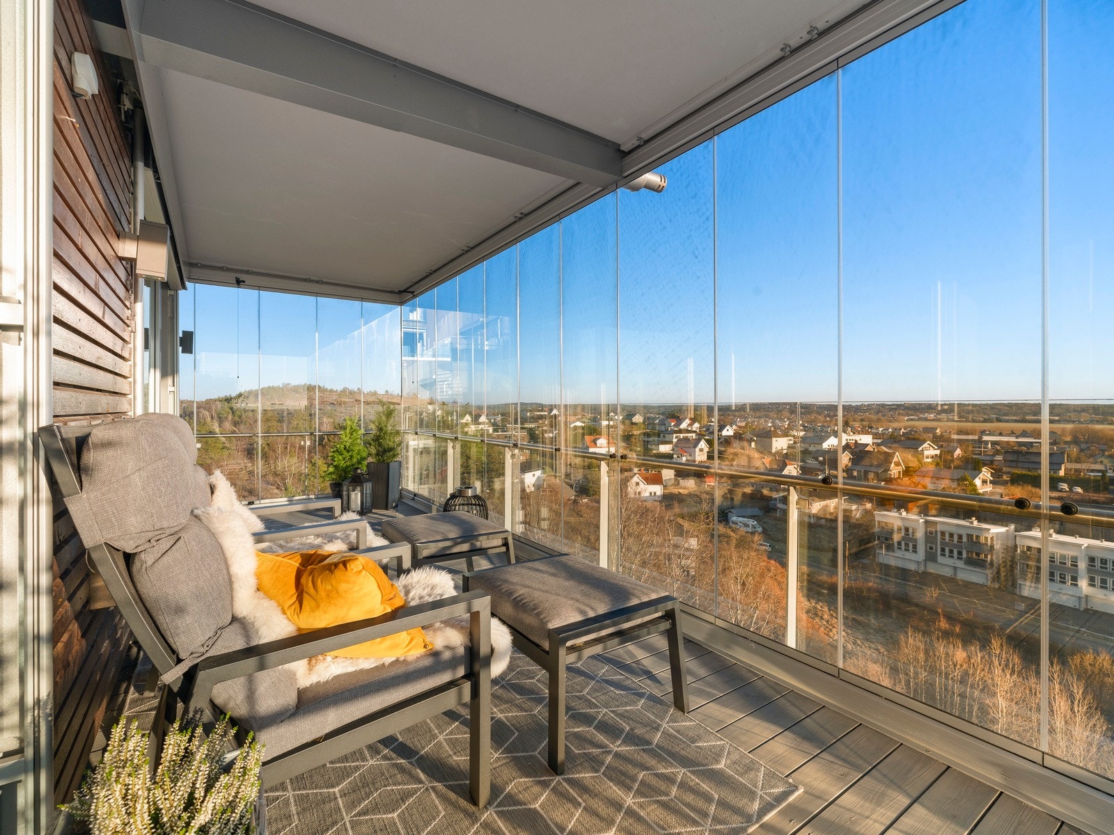 Balkongen blir et naturlig samlingspunkt hvor du kan nyte både solen og utsikten. Galleribilde