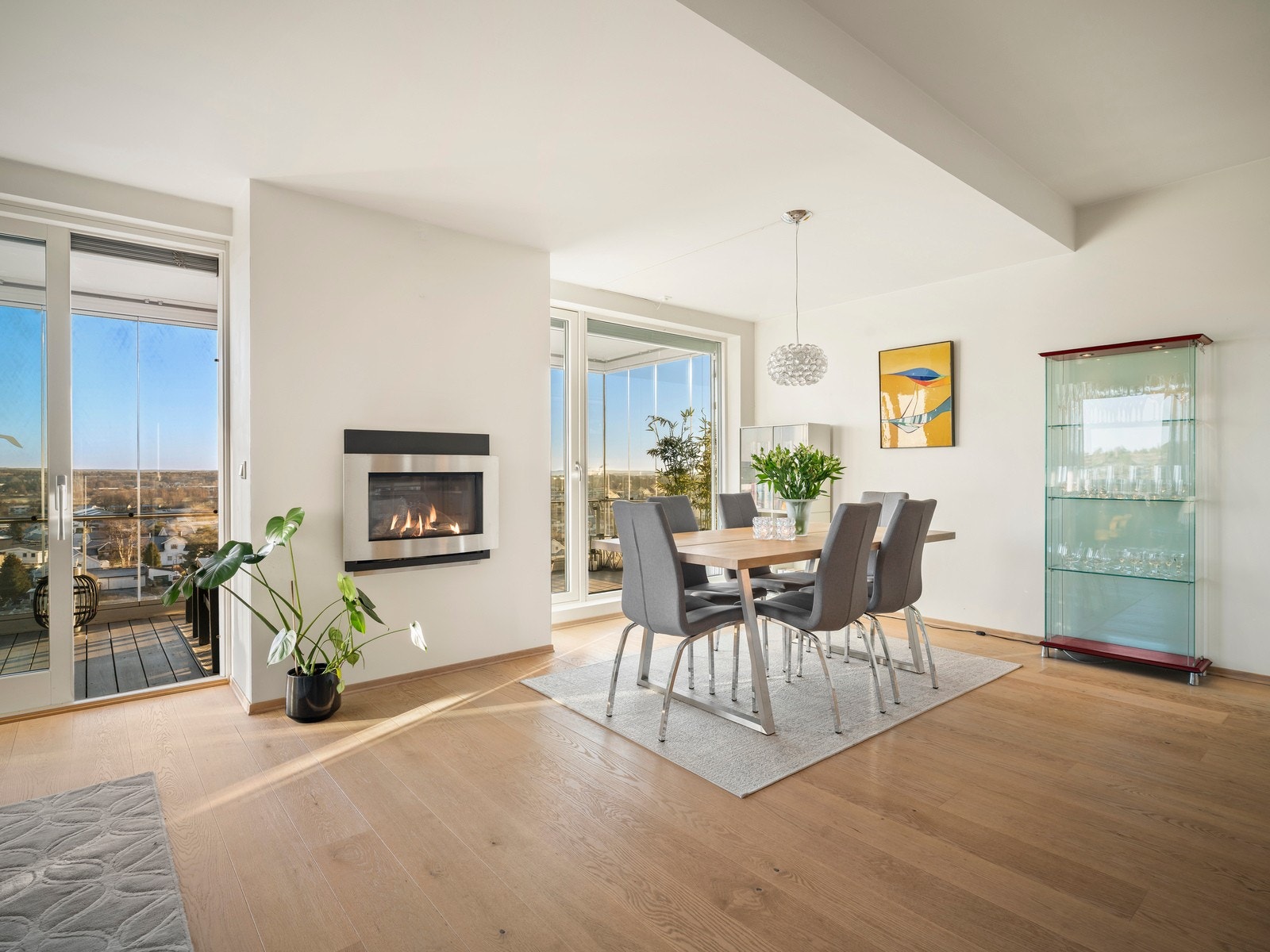 I stuen er det en moderne gasspeis (a-konto er inkludert i de månedlige felleskostnadene) og eksklusiv parkett på gulvet. Galleribilde