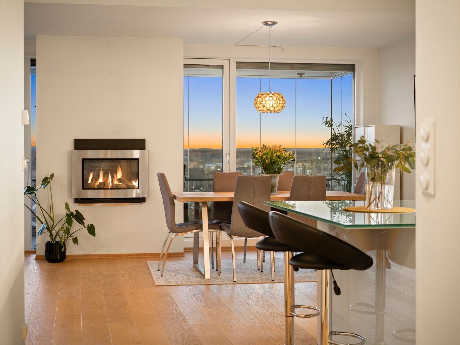 Kveldsstemning med utsikt, her kan du se lysene fra Fredrikstad bre seg utover mot Østsiden, Gamlebyen og helt ut til Hvaler. Galleribilde