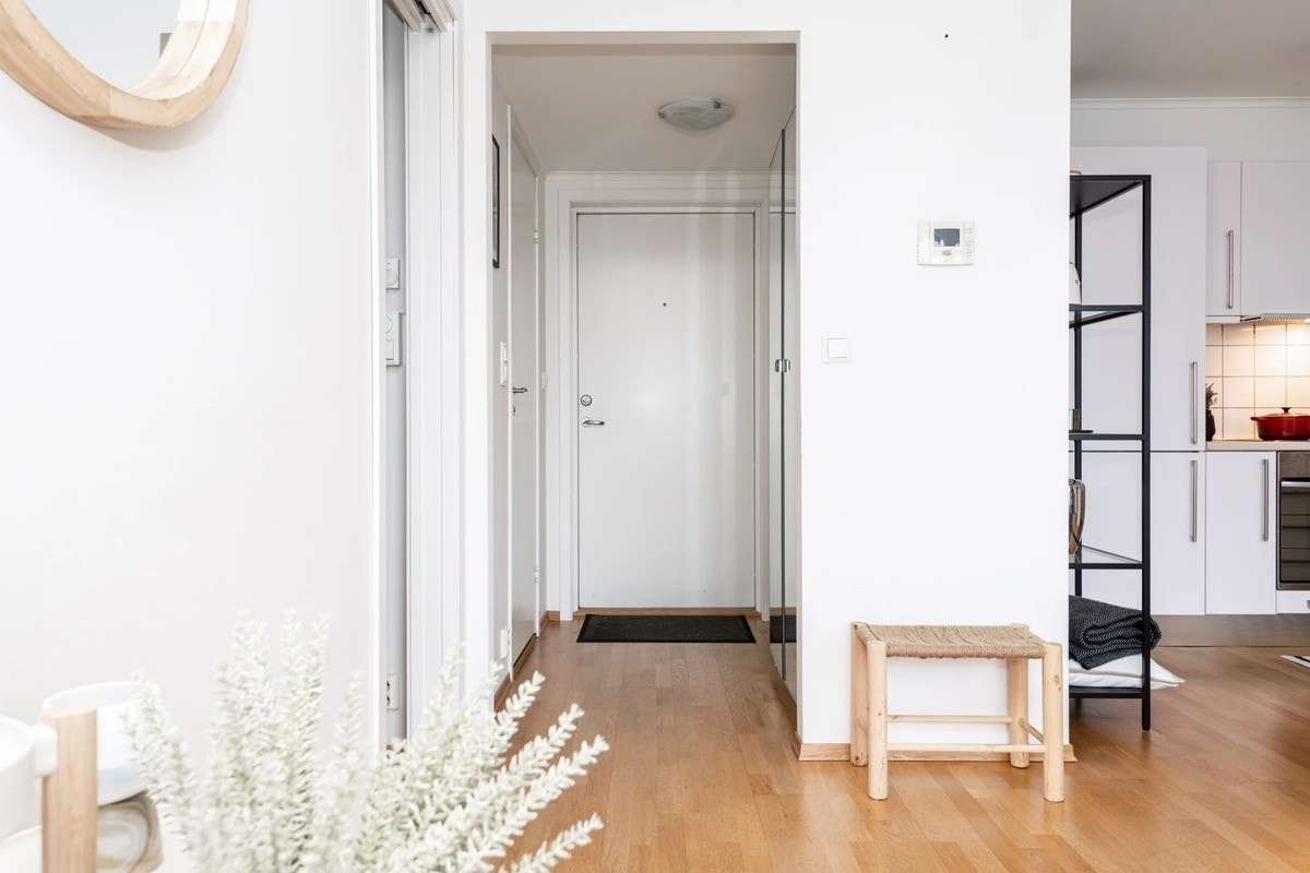 Entré med skyvedørsgarderobe Galleribilde