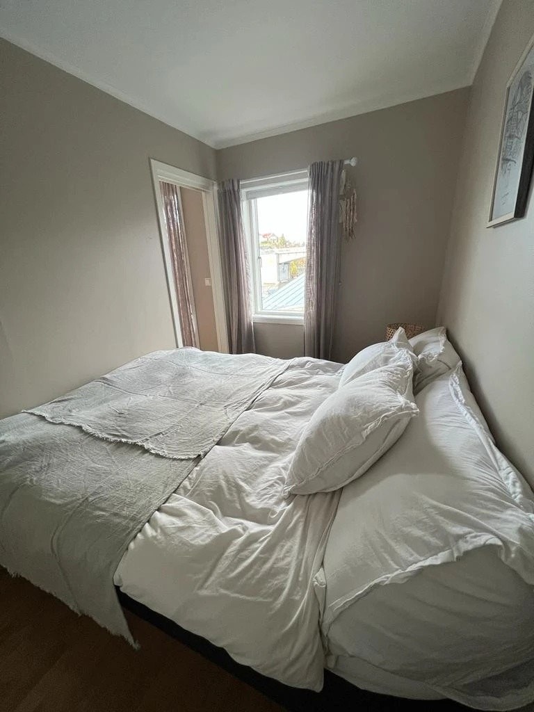 Rolig soverom med dobbeltseng, nattbord og garderobe. Galleribilde