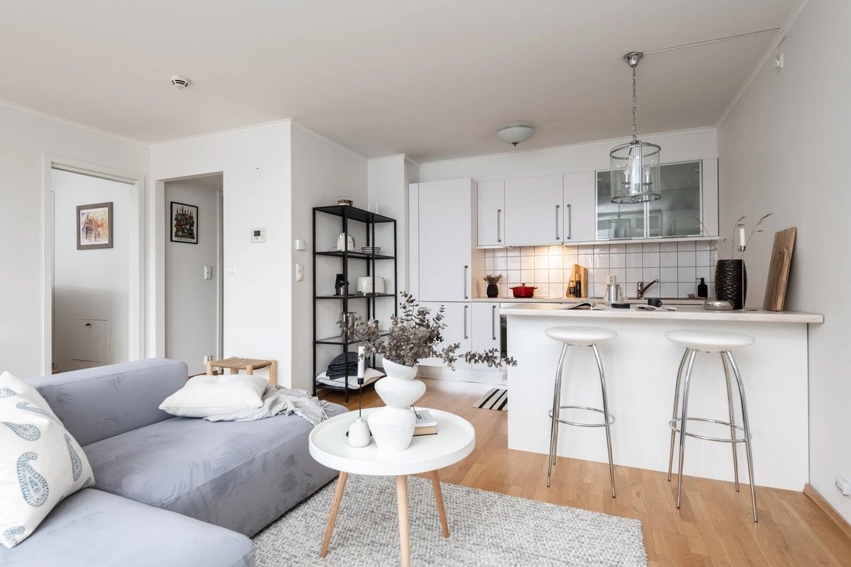 Lys og moderne stue med åpen kjøkkenløsning Galleribilde