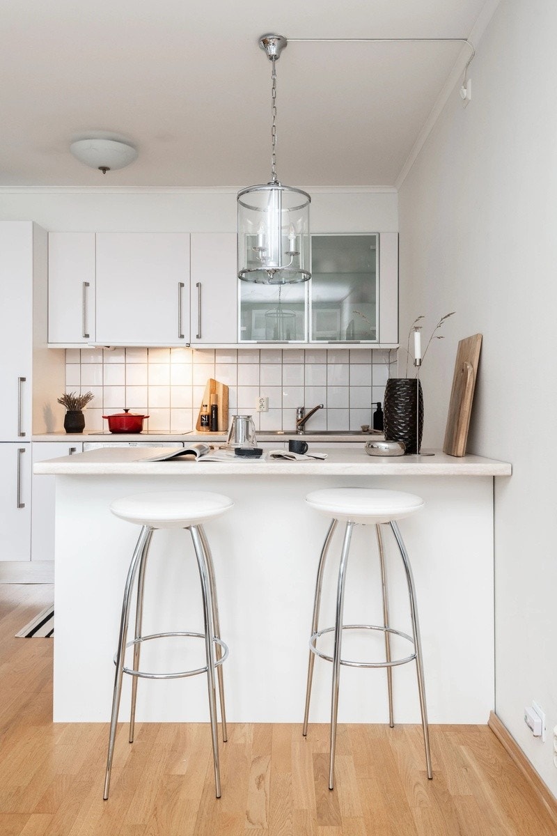 Frokostplass med barstoler ved kjøkkenbenken Galleribilde