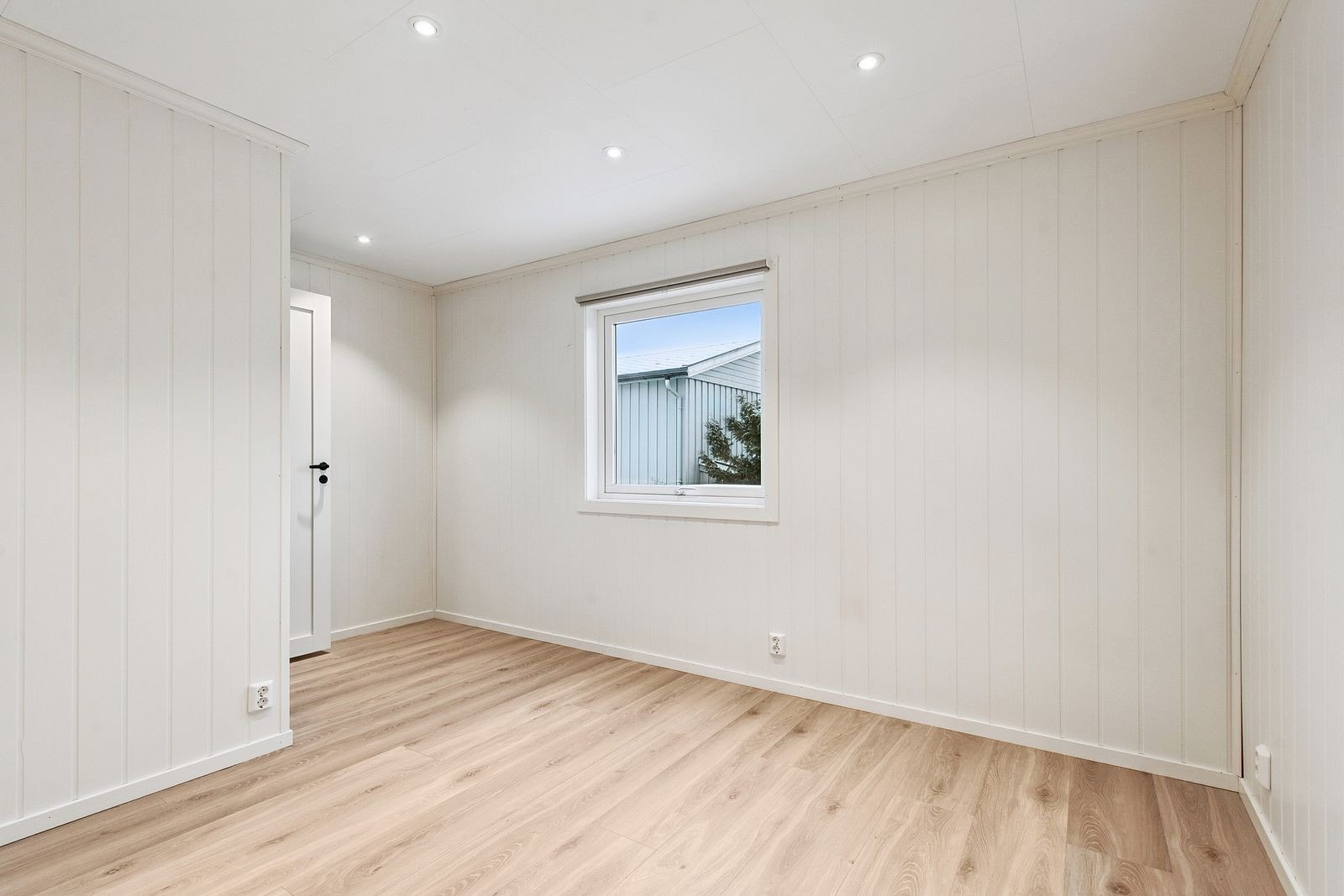 Romslig soverom med gulvvarme Galleribilde