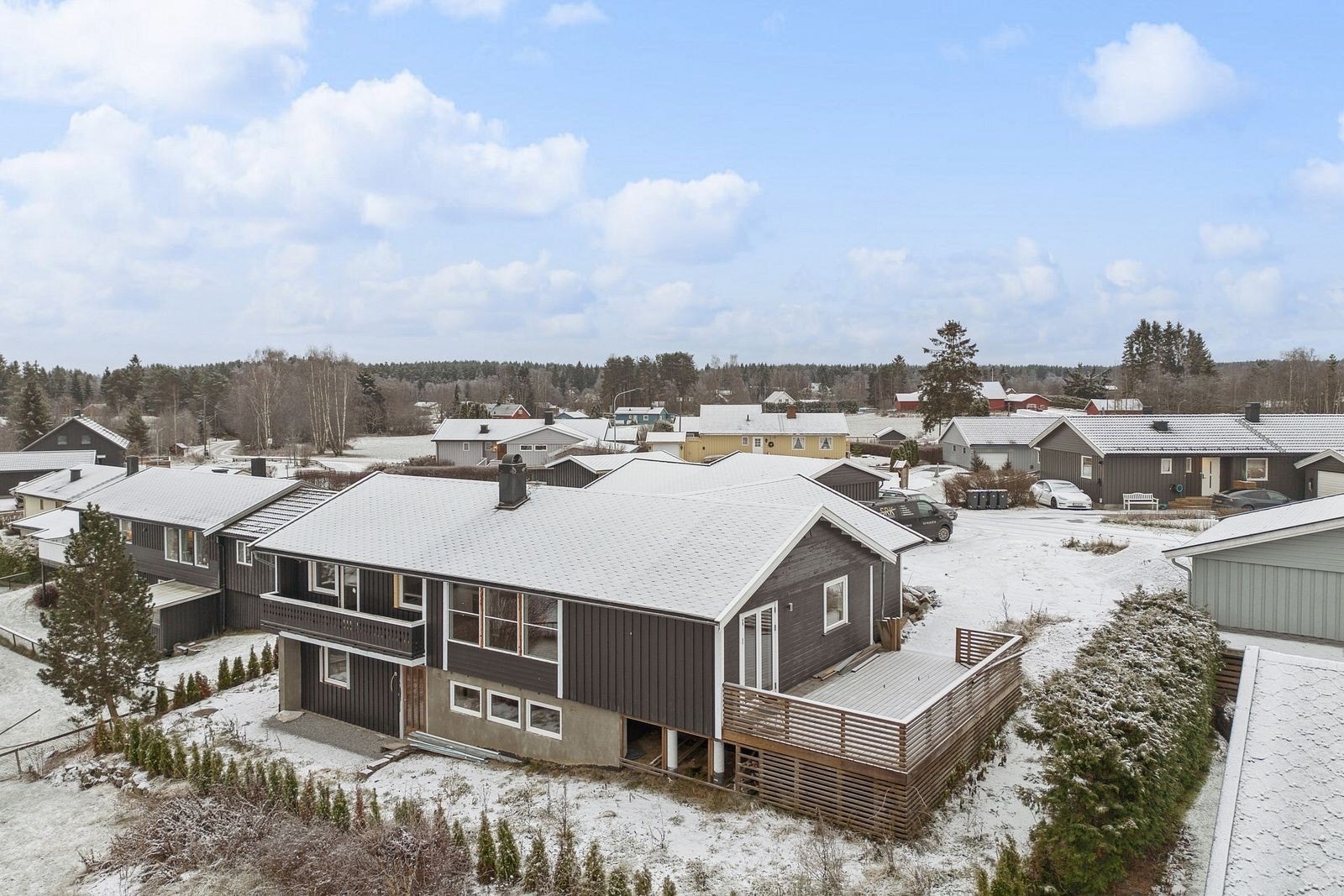 Velkommen til Rådyrvegen 12! Boligen har en stor terrasse og gode parkeringsmuligheter Galleribilde