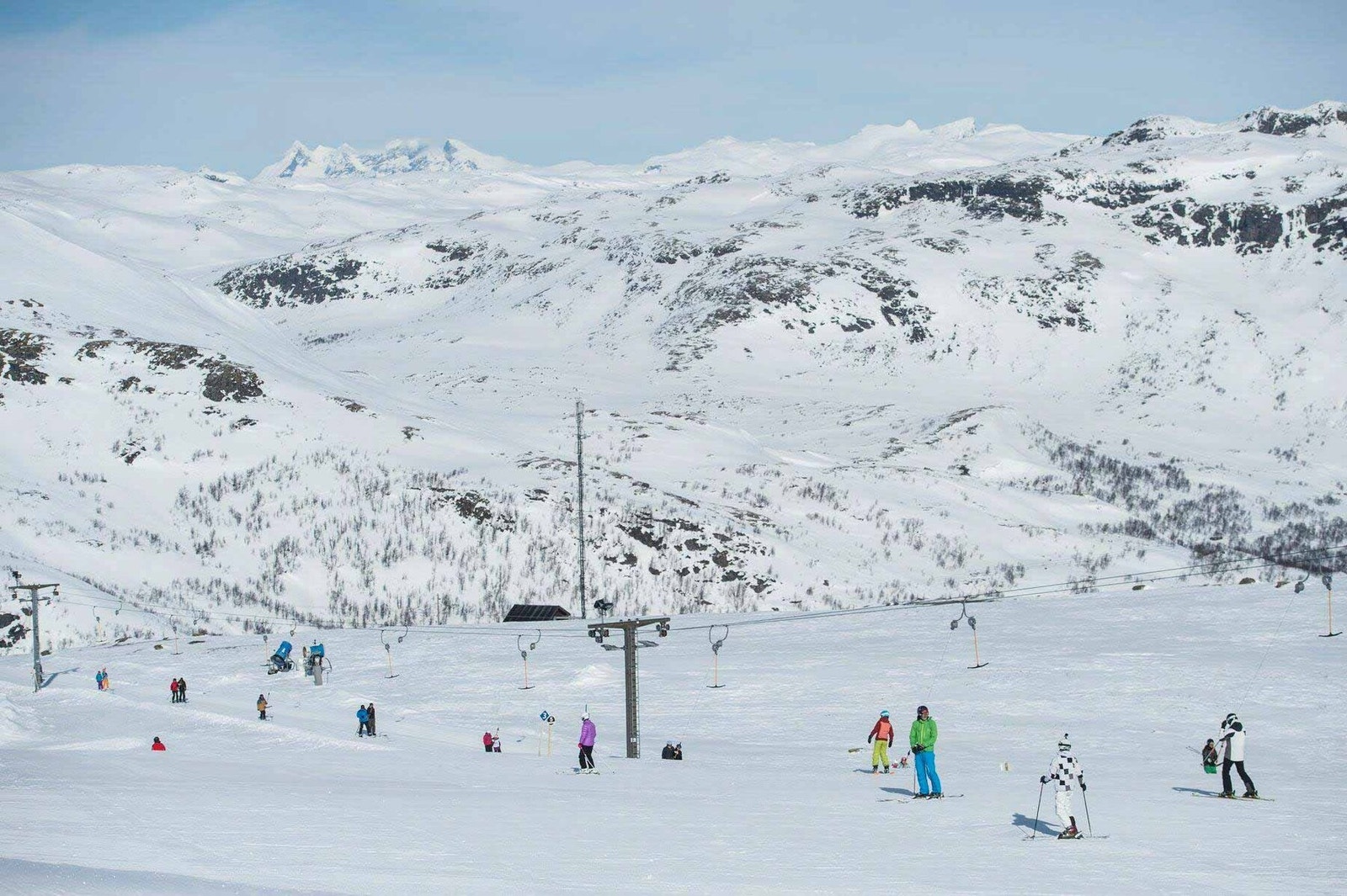 Tyin-Filefjell Skisenter har i dag 4 heiser, 13 nedfarter og barneområde med egen heis. Galleribilde