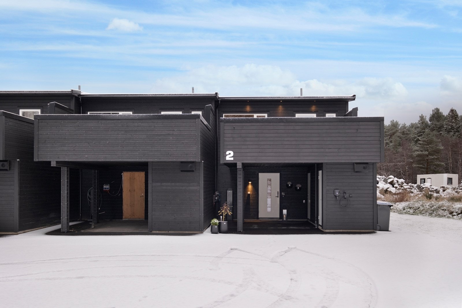 Privat stikkveg gir enkel adkomst til boligen fra kommunal vei Galleribilde