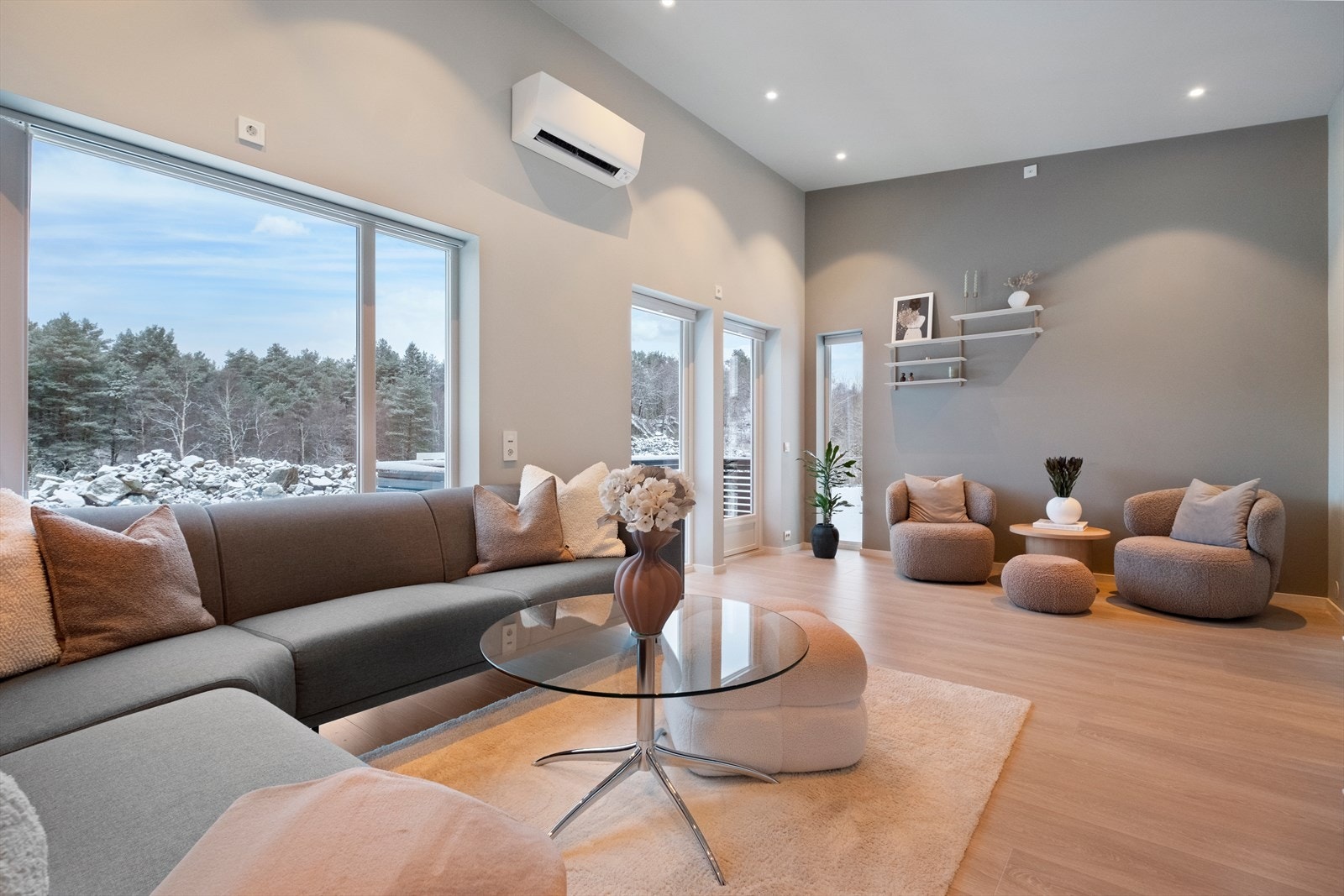 Store vindusflater gir utsyn mot grøntområde og lekeplass, mens varmepumpen sørger for et behagelig inneklima. Galleribilde