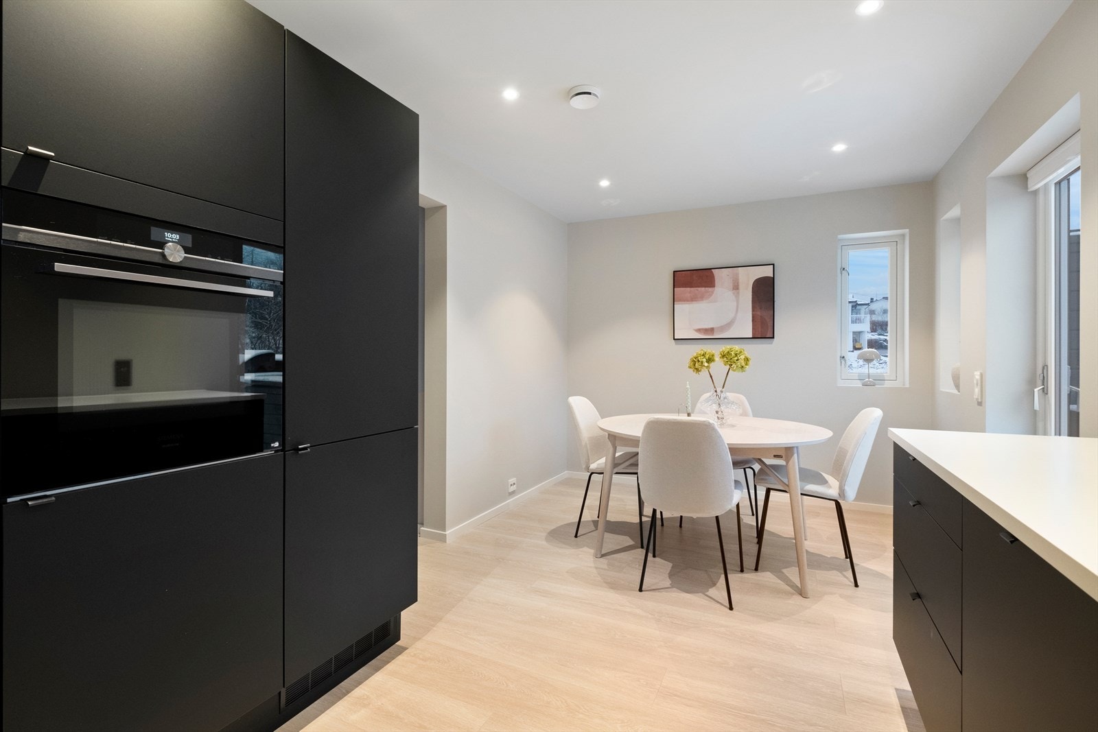 Plass til spisebord i tilknytning til kjøkkenet gir en naturlig spiseplass. Galleribilde