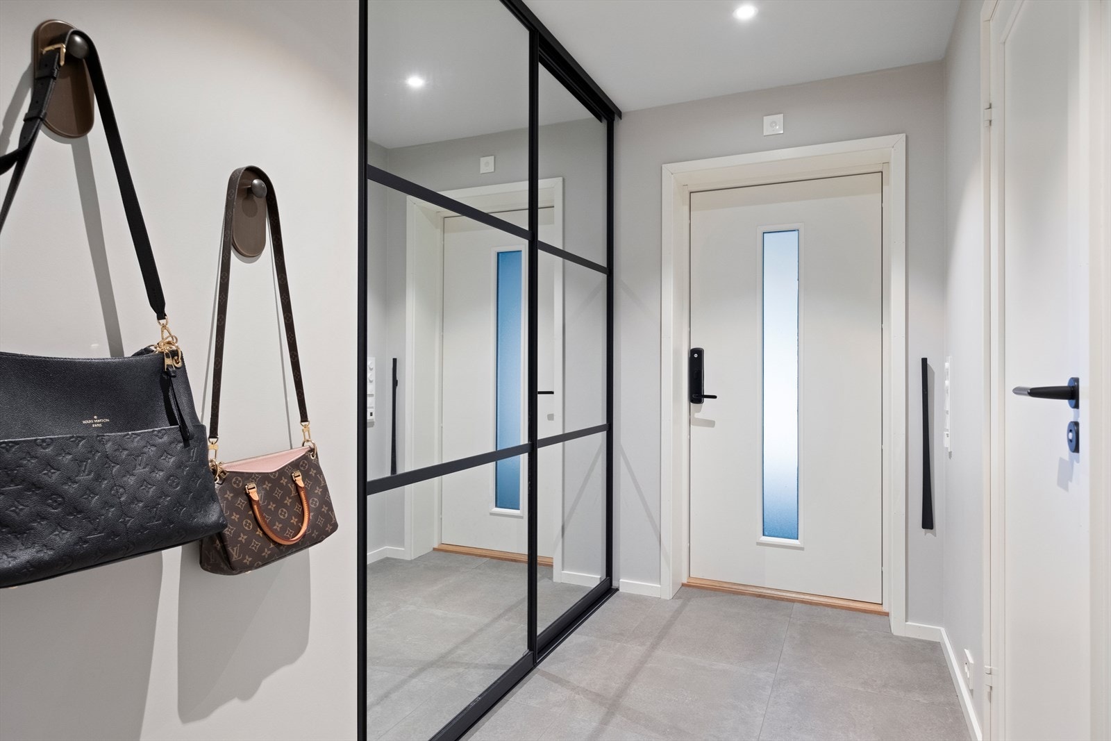 Skyvedørsgarderobe gir effektiv oppbevaring i entréen. Galleribilde