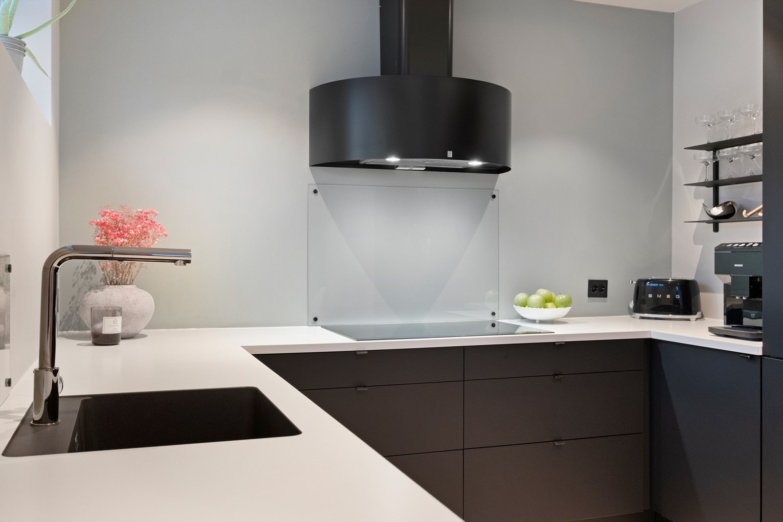 Kjøkkenventilator med avtrekk ut sikrer god luftkvalitet Galleribilde