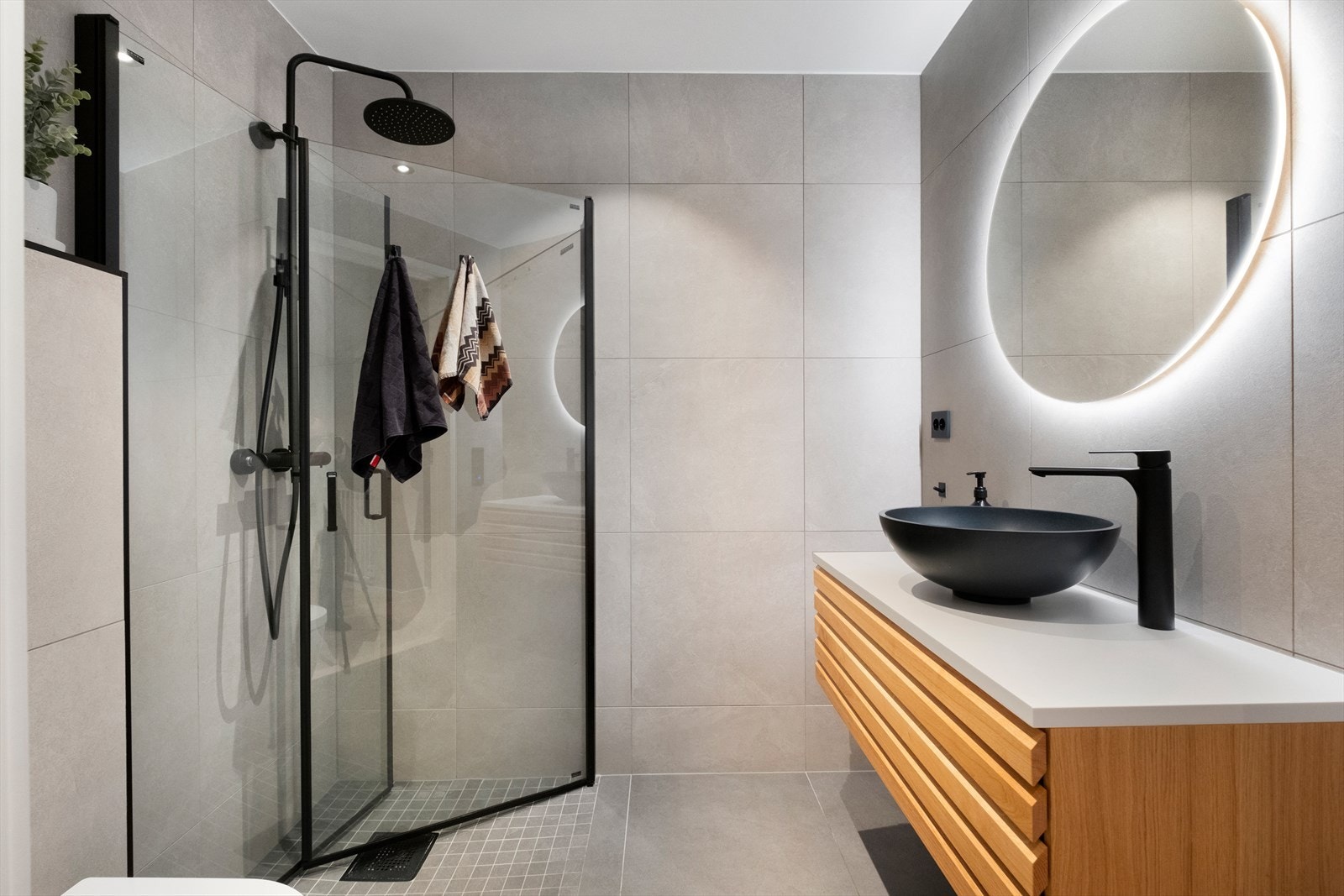 Bad i 2. etasje. Flislagte overflater og elektriske varmekabler gir robust våtromsløsning Galleribilde