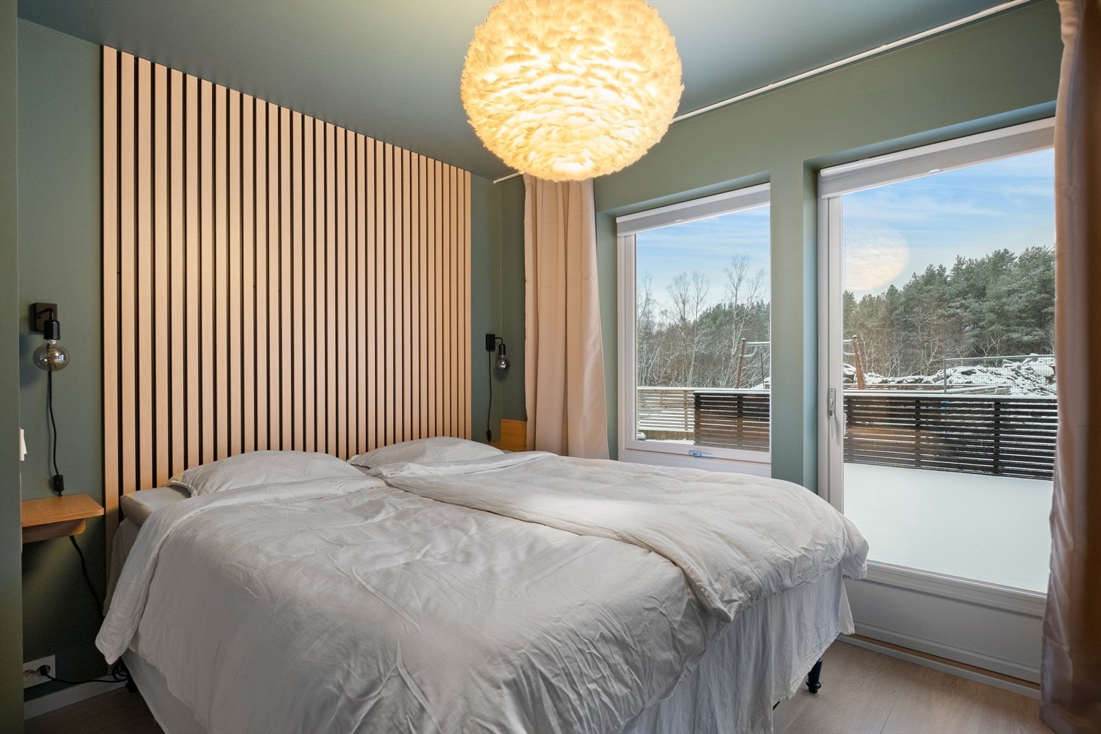 Store vinduer gir rikelig med naturlig lys og utsikt mot grøntområde. Galleribilde