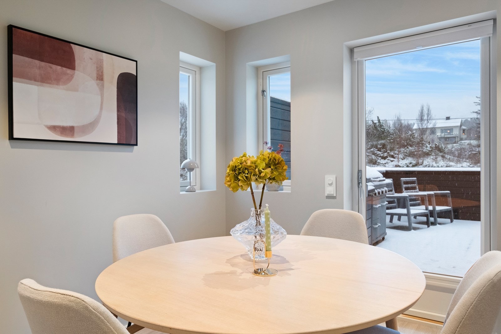 Utgang til terrasse gir enkel tilgang til uteområdet fra spiseplassen. Galleribilde