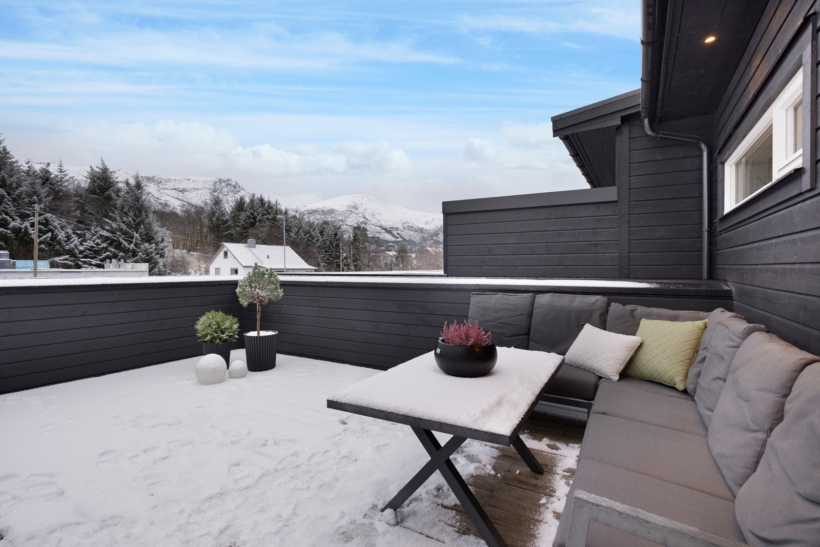 Terrassen i plan med 2. etasje har god plass til større sittegruppe Galleribilde