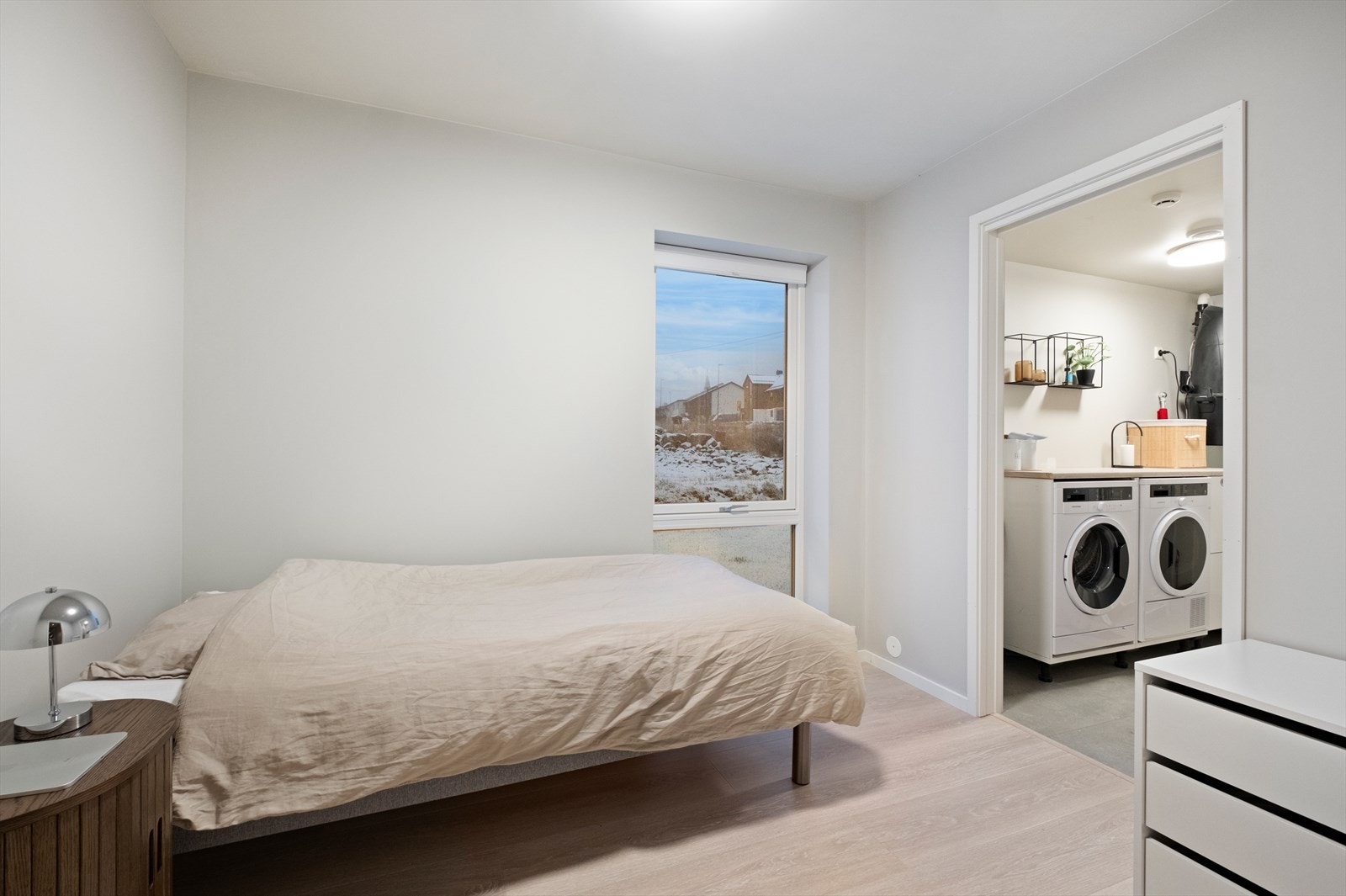 Direkte forbindelse til vaskerommet gir praktisk tilgang fra soverom nr 3. Galleribilde