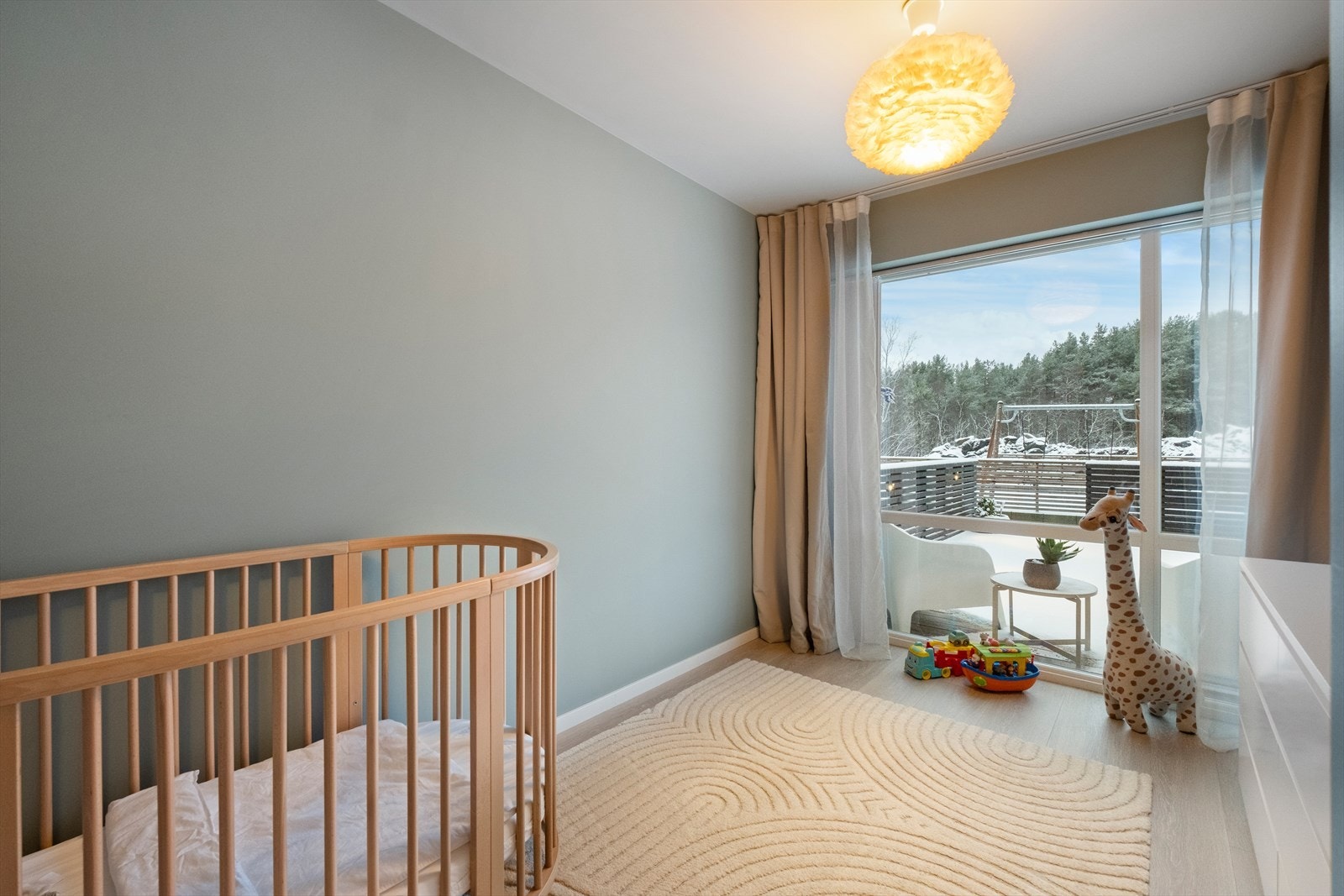 Plass til barneseng og lek gir et praktisk barnerom. Galleribilde