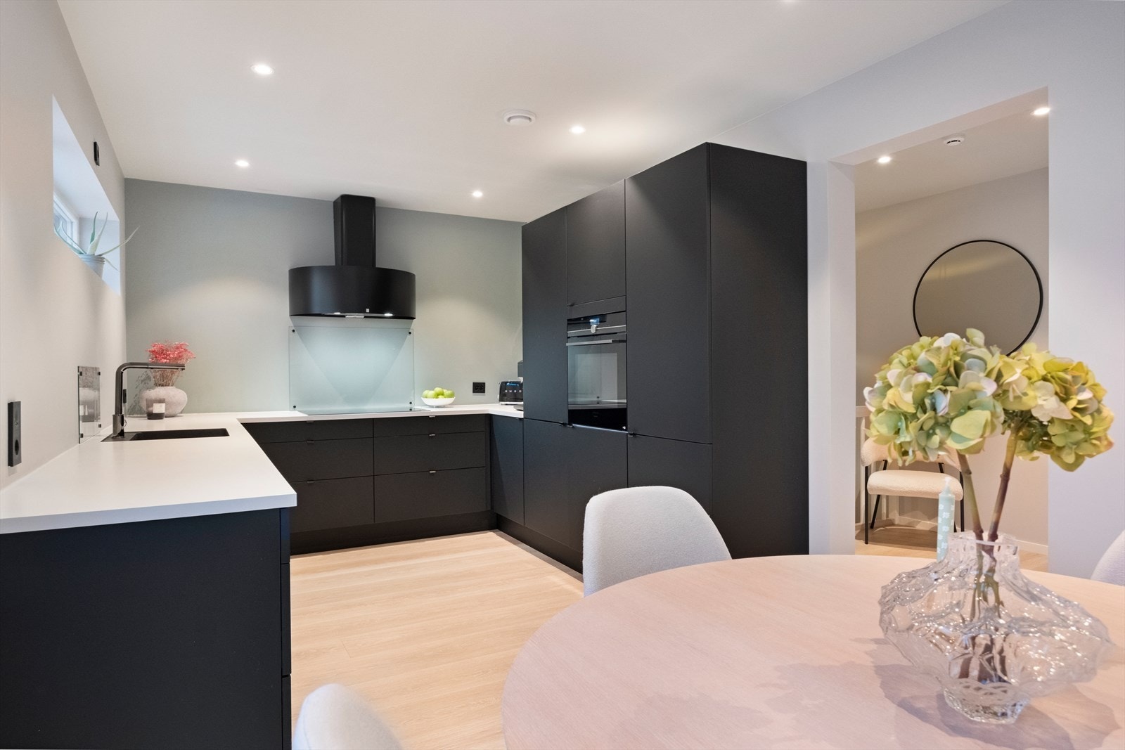 Kjøkkenet har glatte fronter og en benkeplate av laminat, med integrerte hvitevarer fra HTH. Galleribilde