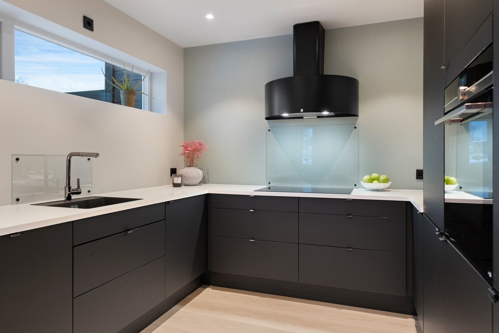 Benkeplate av laminat gir en praktisk arbeidsflate på kjøkkenet. Galleribilde