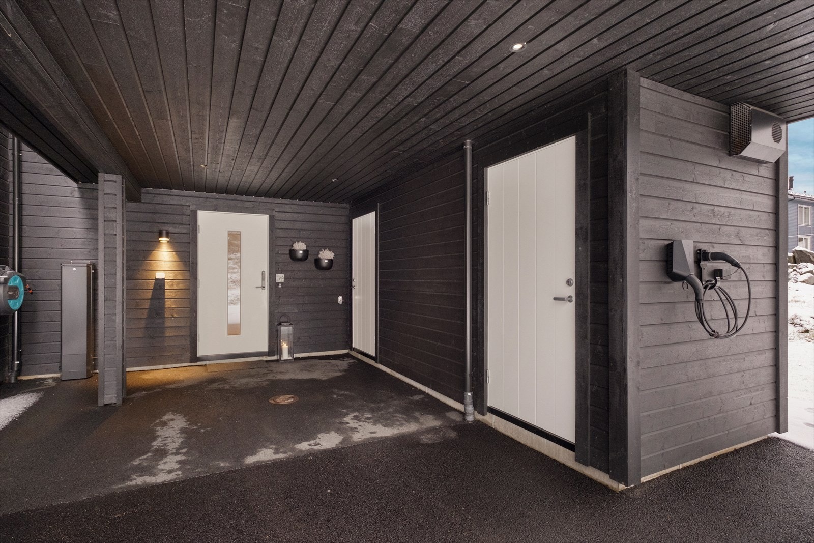 Carporten har elbillader installert Galleribilde