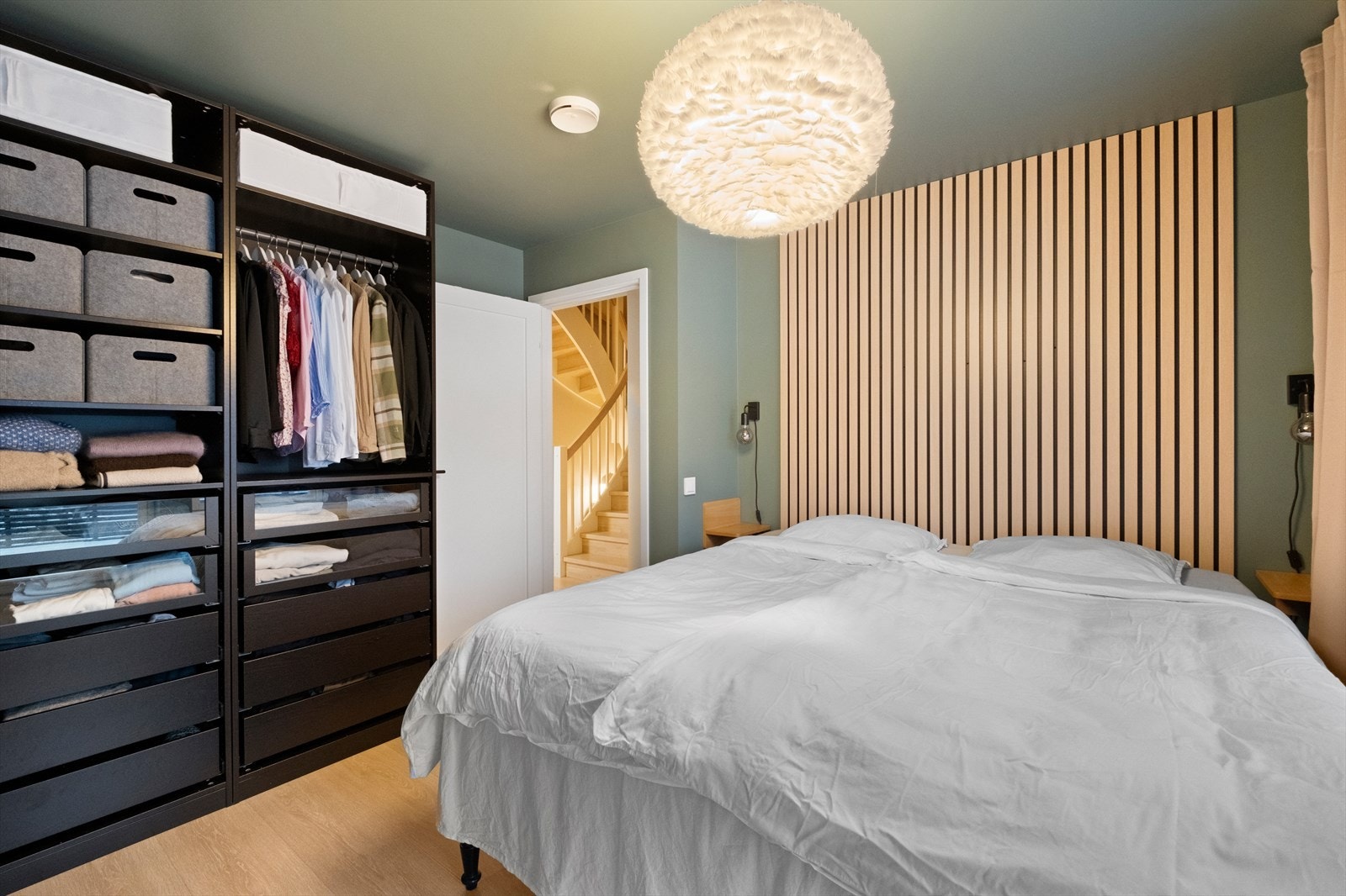 Plass til dobbeltseng og garderobe gir effektiv oppbevaring på hovedsoverommet. Galleribilde
