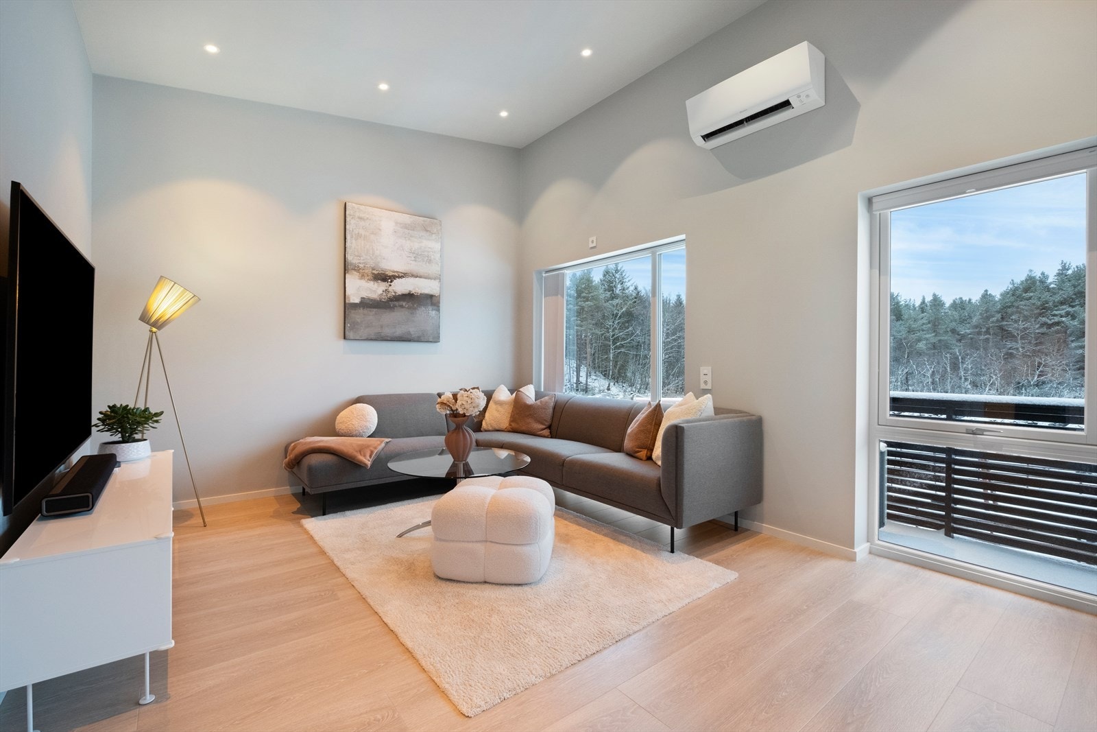 Boligen er svært moderne med god takhøyde som gir en fin romfølelse Galleribilde